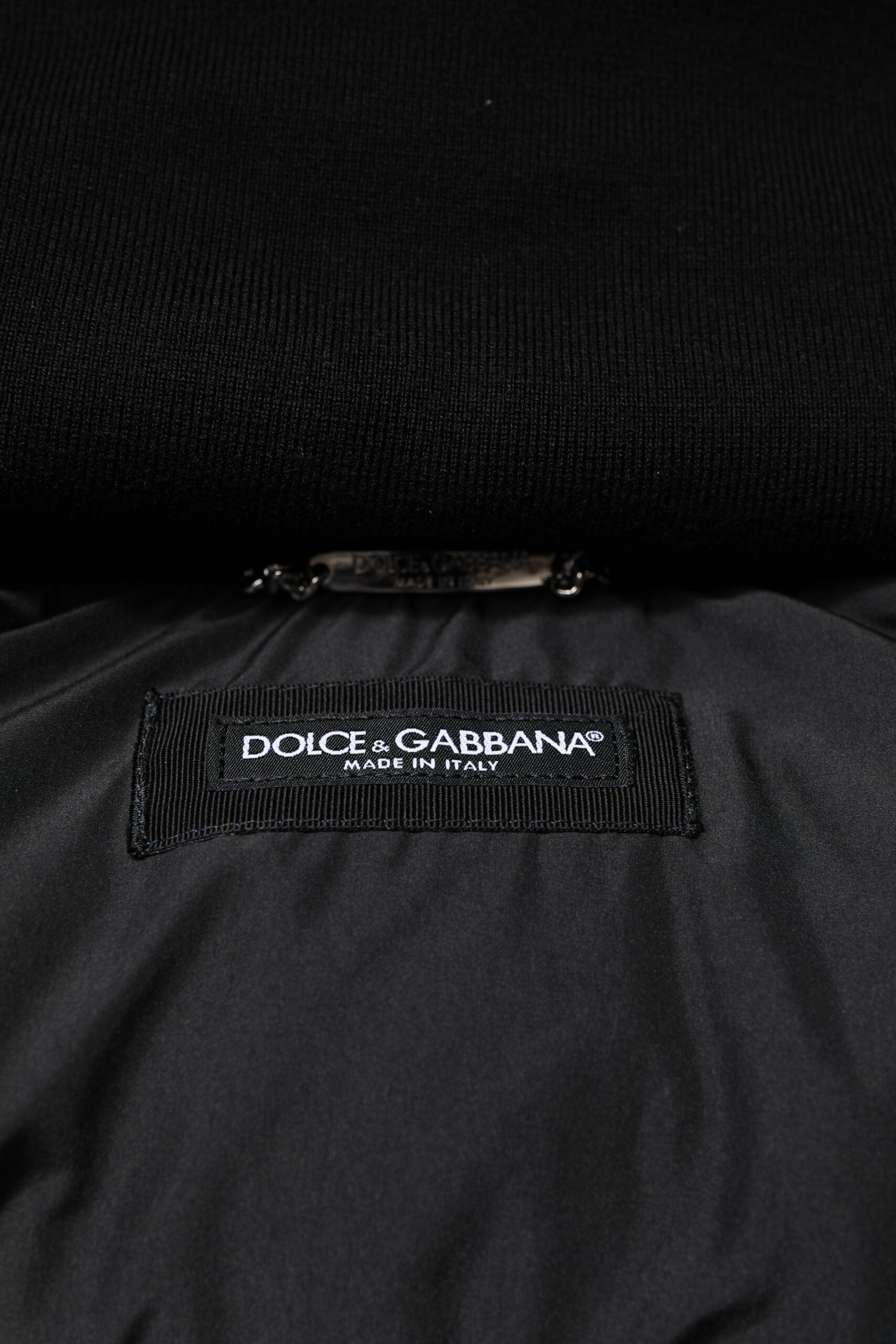 Veste matelassée à capuche Dolce & Gabbana bleu avec logo, fermeture éclair complète, style décontracté et moderne.