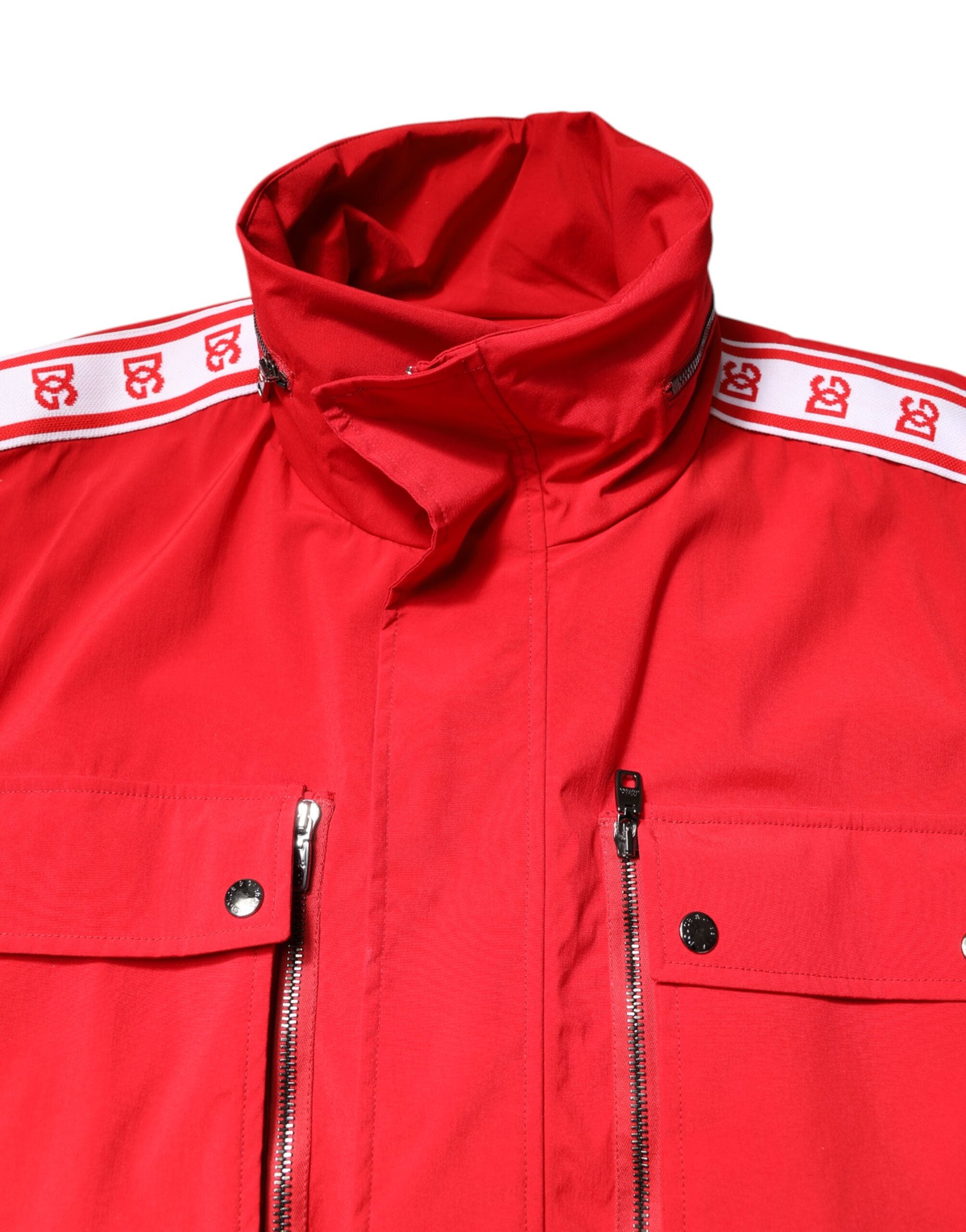 Veste coupe-vent en nylon rouge et blanc Dolce & Gabbana avec fermeture éclair complète, style sportif et moderne.