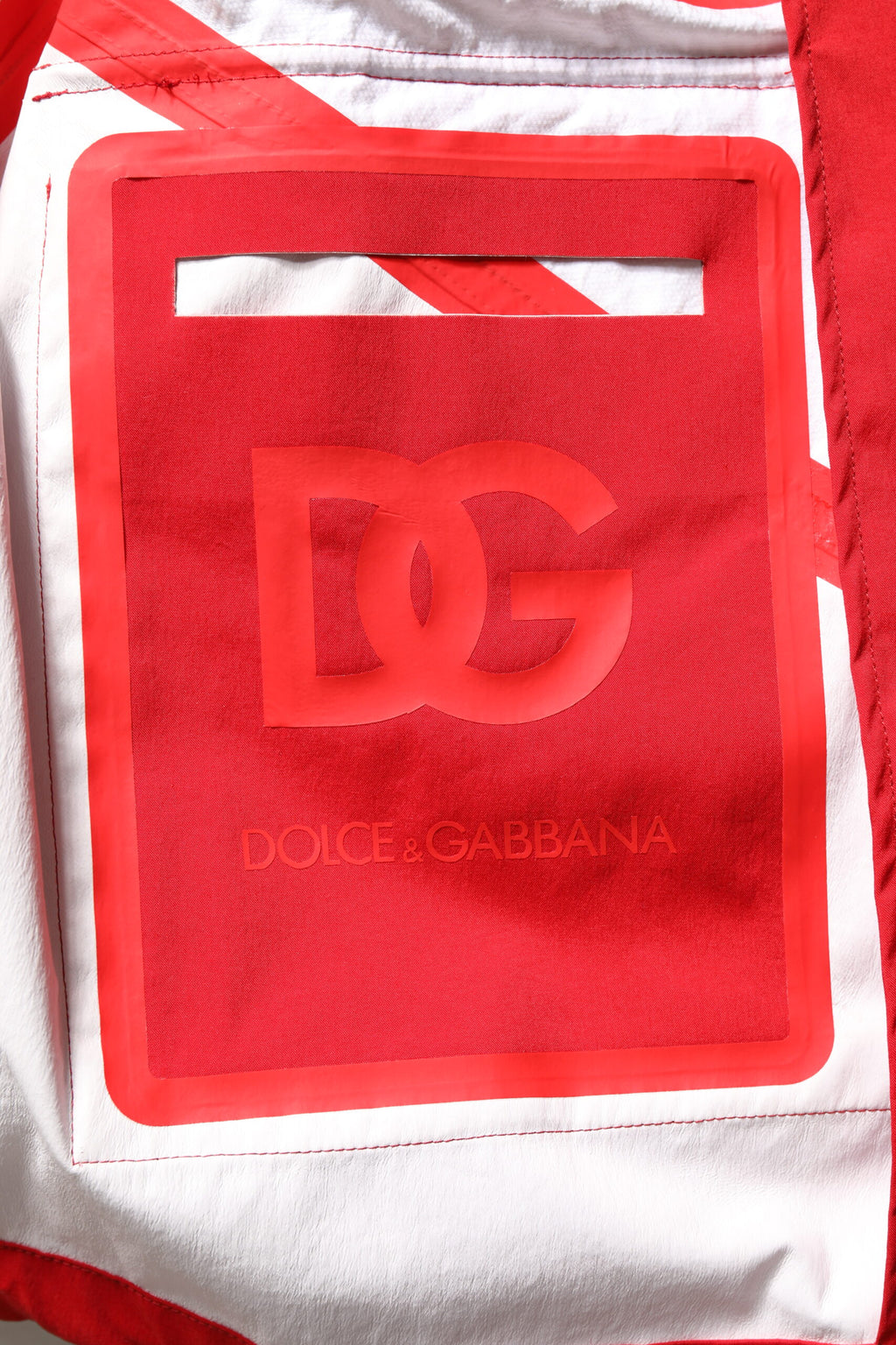 Veste coupe-vent en nylon rouge et blanc Dolce & Gabbana avec fermeture éclair complète, détails modernes et style élégant.