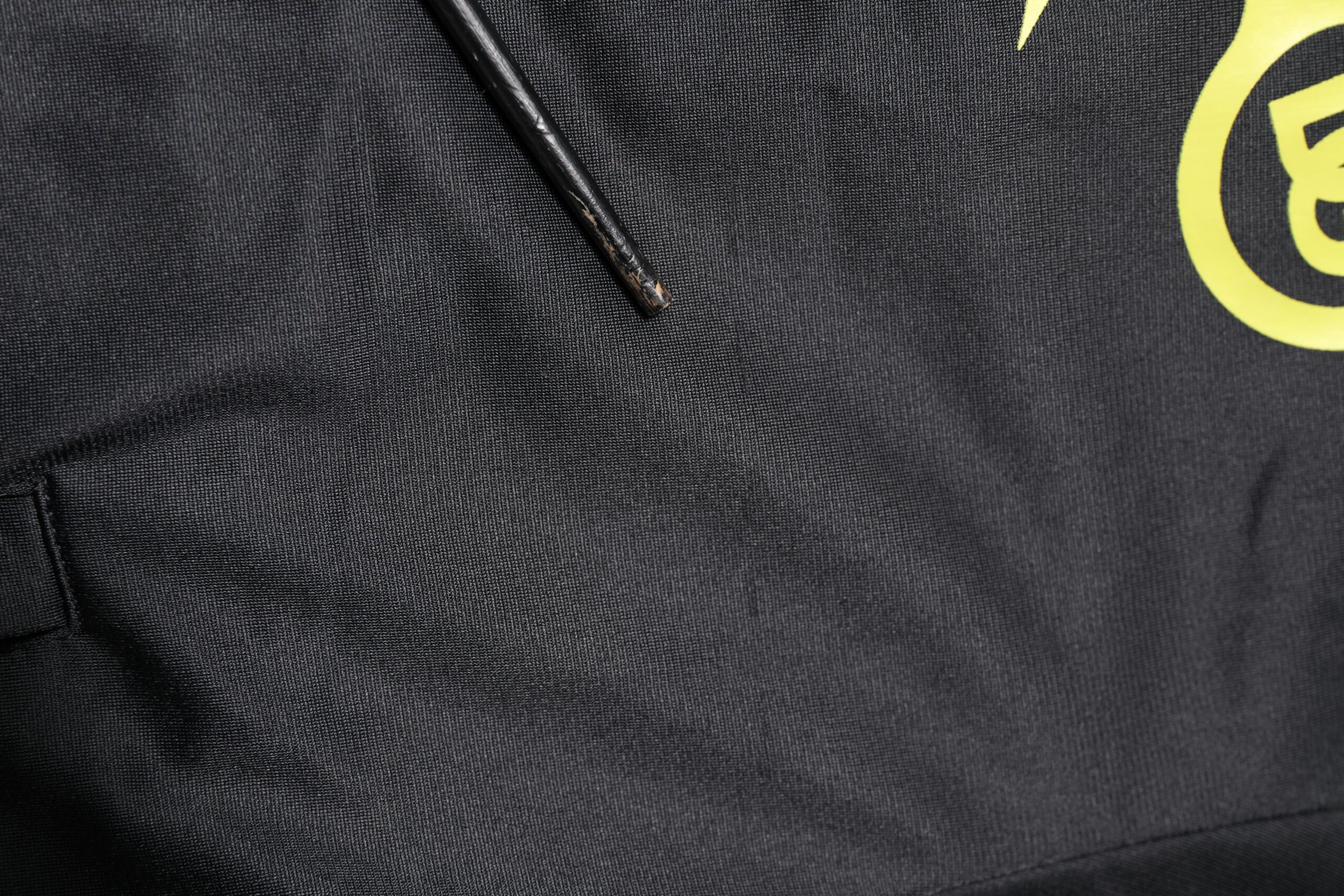 Veste bomber noire Dolce & Gabbana avec col roulé, logo en zip, style moderne et élégant, vue de face.