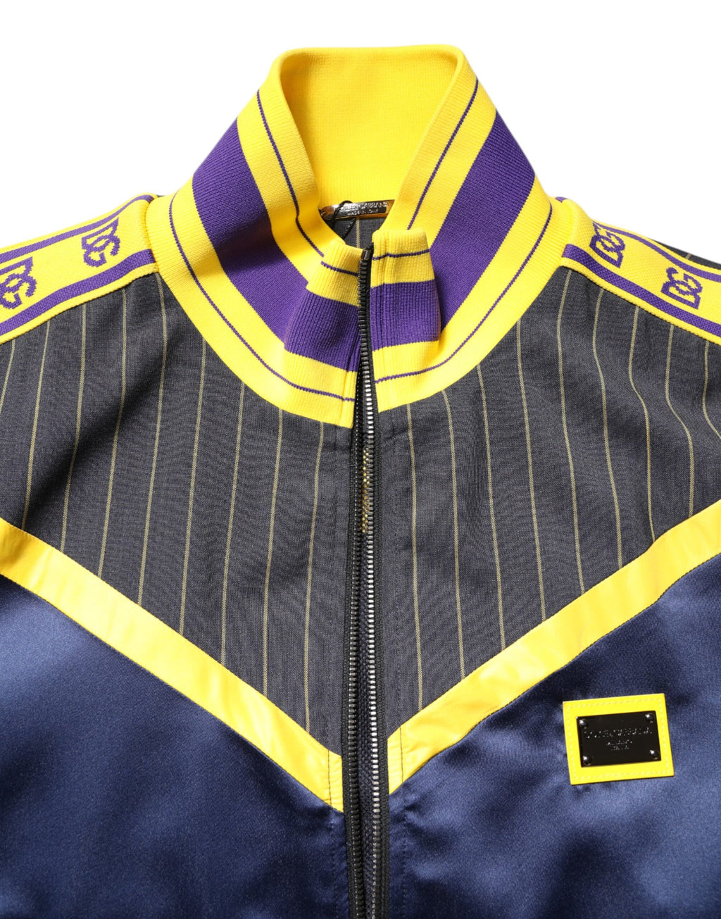 Veste bomber noire à rayures et logo Dolce & Gabbana avec fermeture éclair complète, style élégant et décontracté.