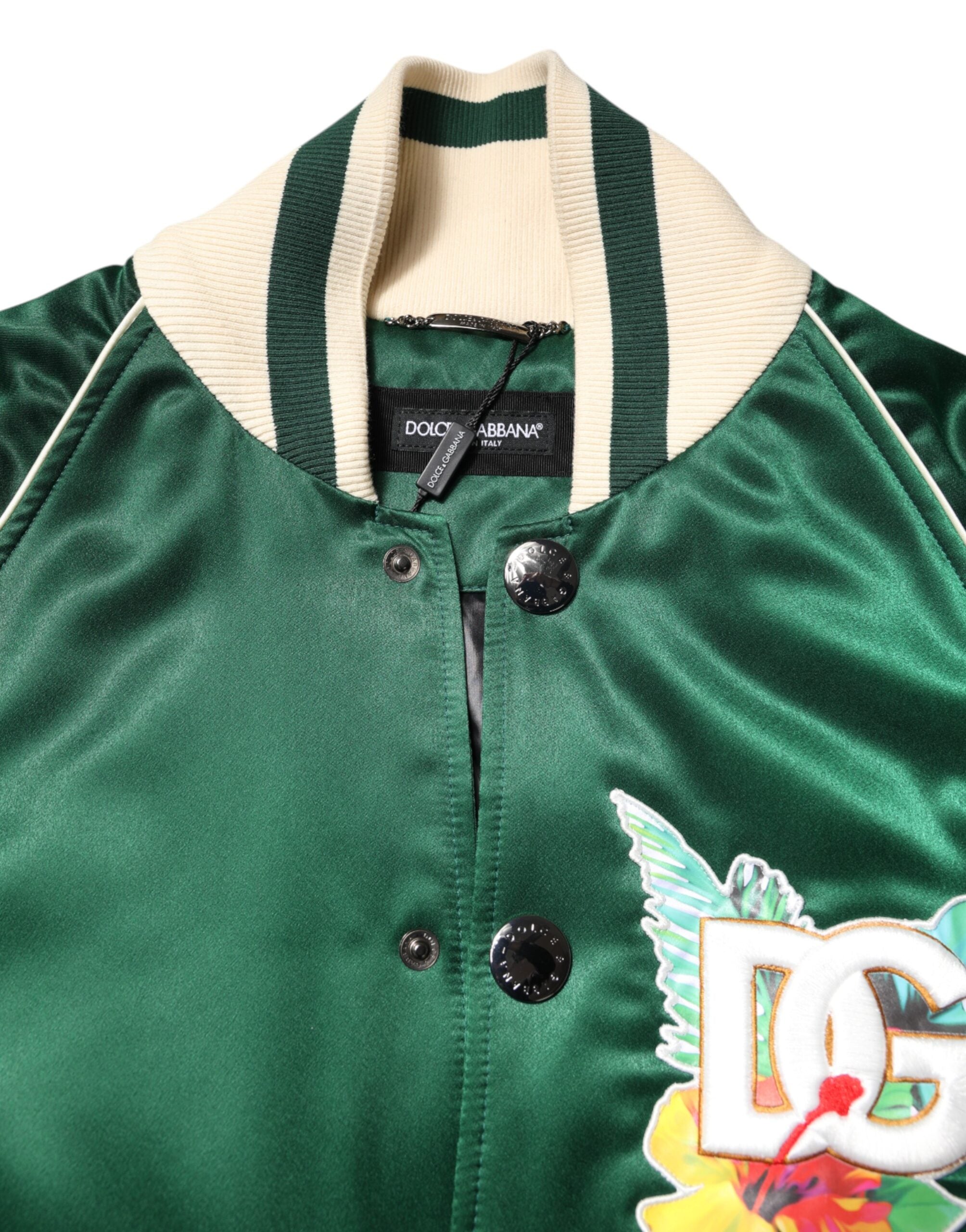 Veste bomber Dolce & Gabbana verte à fleurs avec logo DG, zip complet et design élégant, portée sur un mannequin.
