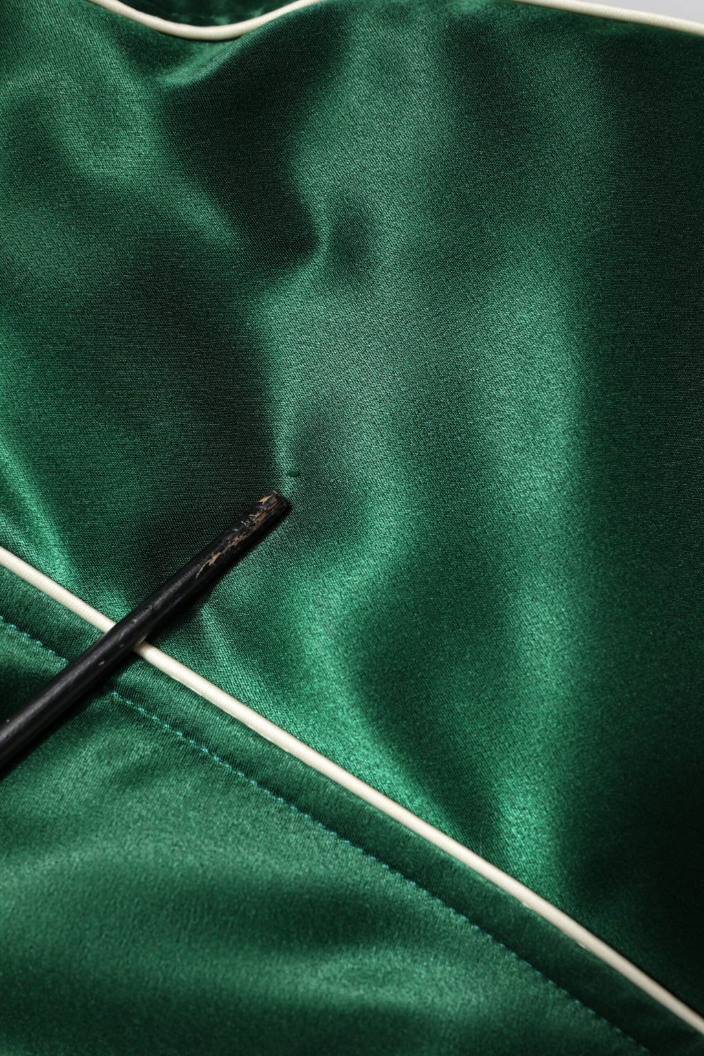 Veste bomber zippée Dolce & Gabbana verte avec motifs floraux et logo DG, style élégant et contemporain.