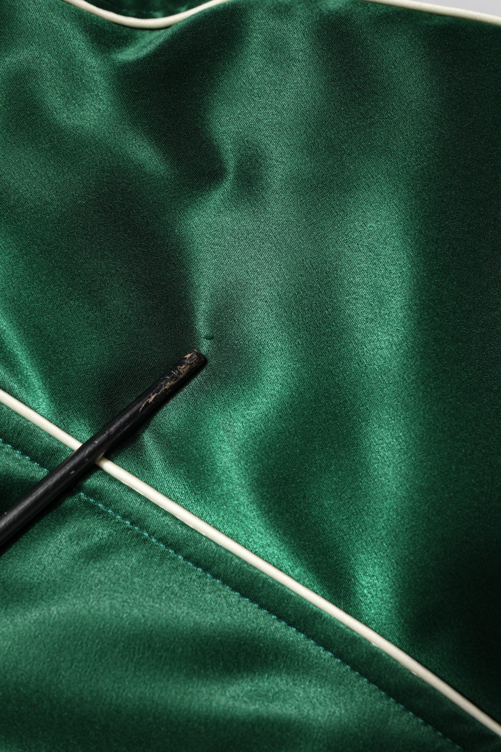 Veste bomber zippée Dolce & Gabbana verte avec motifs floraux et logo DG, style élégant et contemporain.