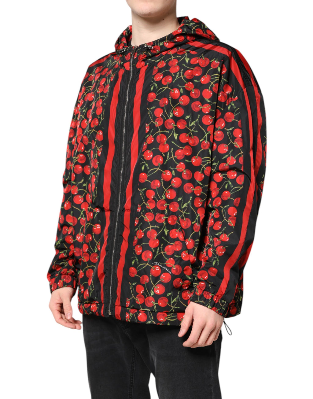 Veste coupe-vent noire Dolce & Gabbana avec motif cerise, capuche et design élégant pour homme.
