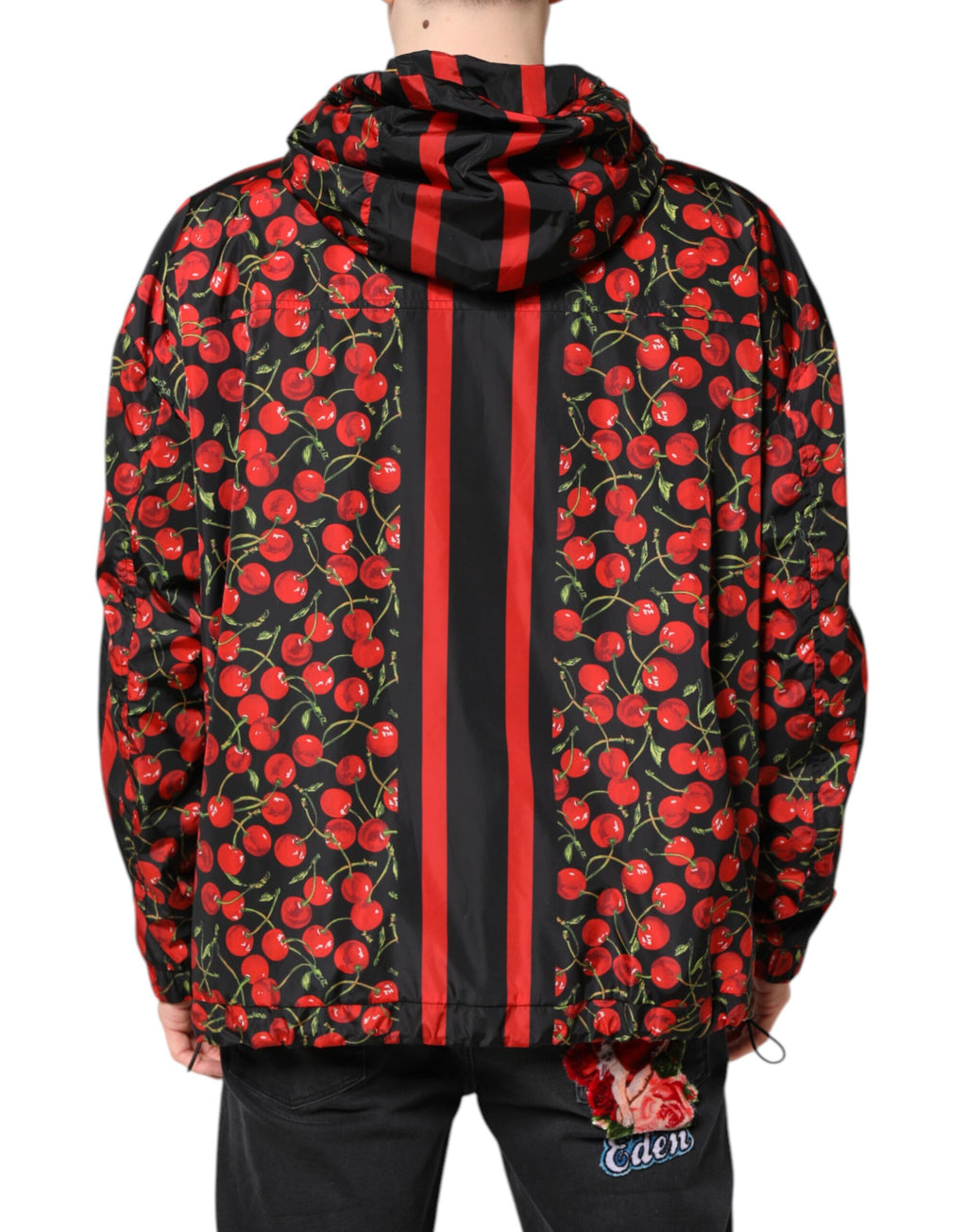 Veste coupe-vent noire Dolce & Gabbana avec imprimé cerises, capuche et fermeture éclair, style décontracté et tendance.