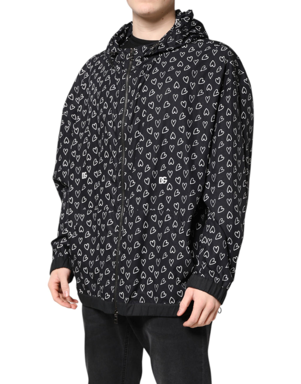 Veste coupe-vent noire Dolce & Gabbana avec motif cœur imprimé, capuche et design tendance pour un look décontracté.