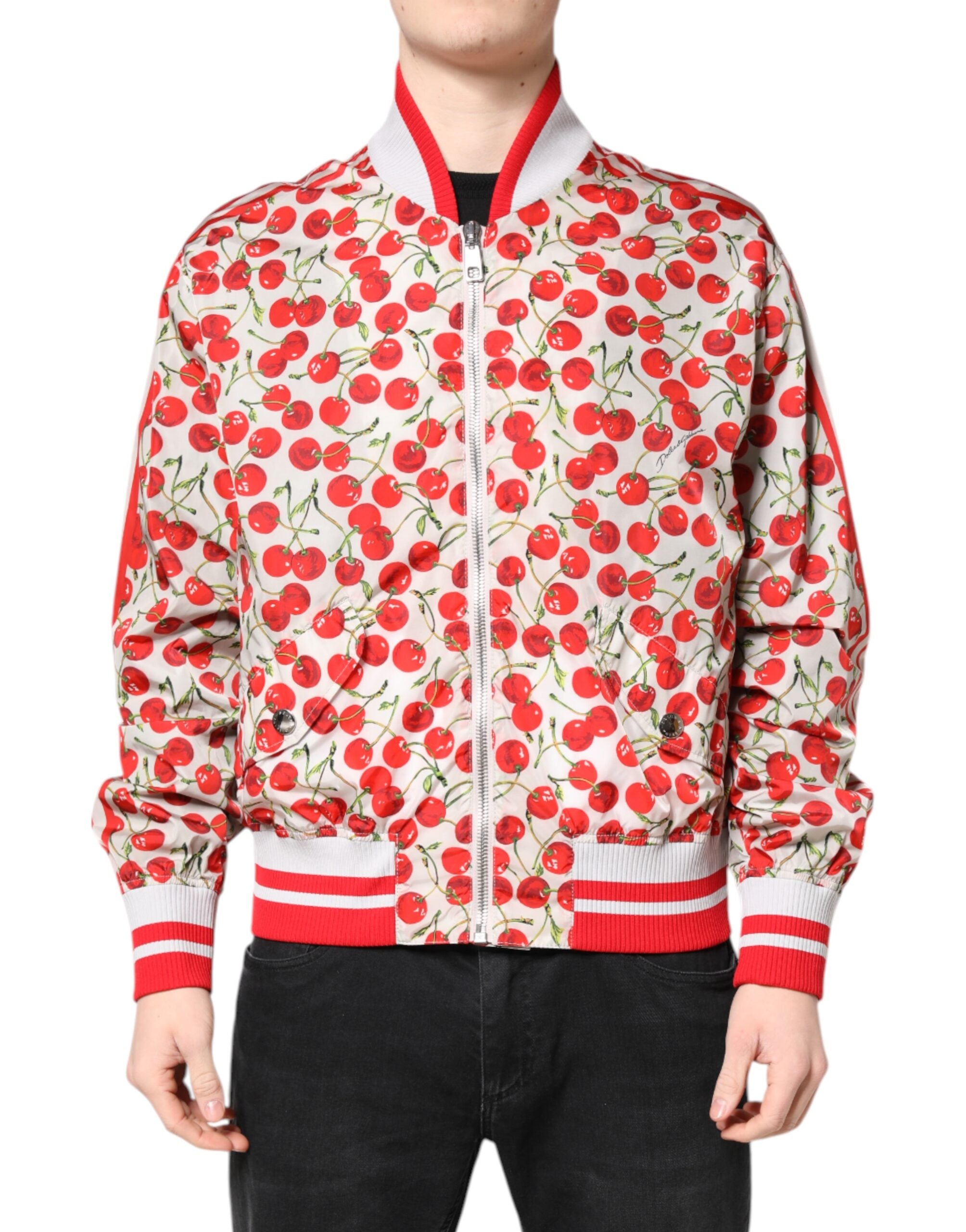 Veste bomber Dolce & Gabbana blanche avec imprimé cerises, fermeture éclair complète, détails élégants et style moderne.