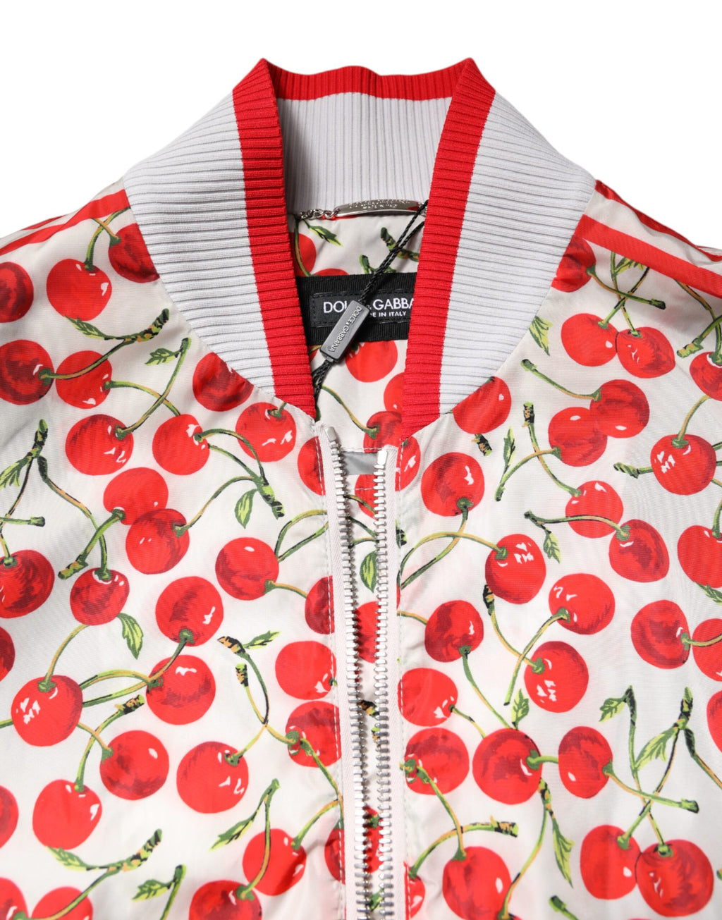 Veste bomber blanche Dolce & Gabbana avec imprimé cerises, fermeture éclair complète, style décontracté et tendance.