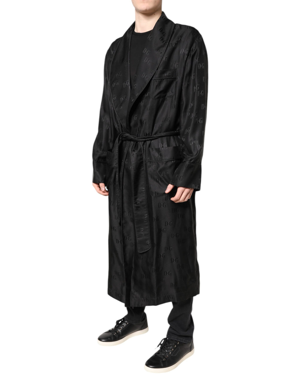 Robe de bain homme Dolce & Gabbana en soie noire avec logo DG, veste ou peignoir élégant et confortable.