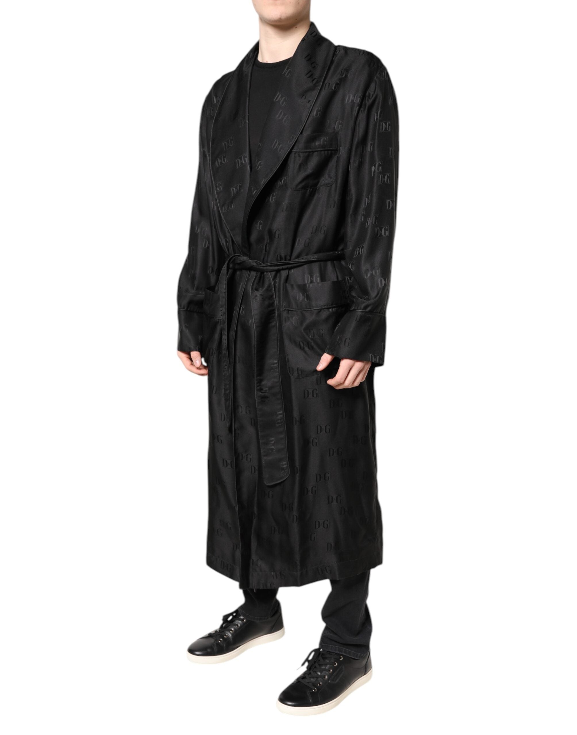 Robe de bain homme Dolce & Gabbana en soie noire avec logo DG, veste ou peignoir élégant et confortable.