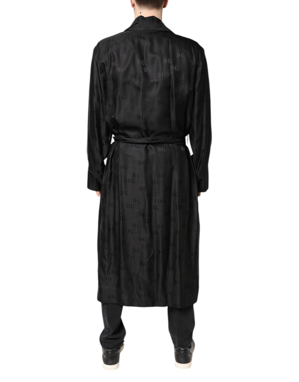 Robe ou veste homme Dolce & Gabbana en soie noire avec logo DG, style wrap et coupe élégante.
