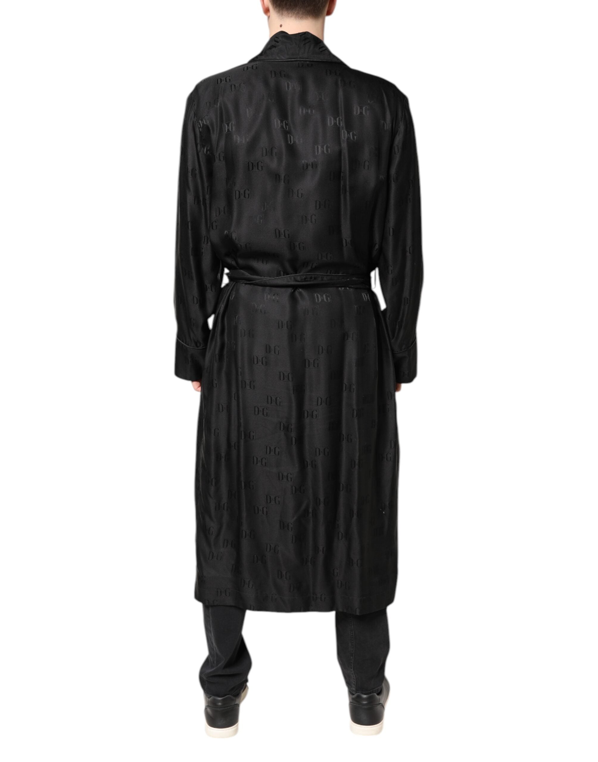 Robe ou veste homme Dolce & Gabbana en soie noire avec logo DG, style wrap et coupe élégante.