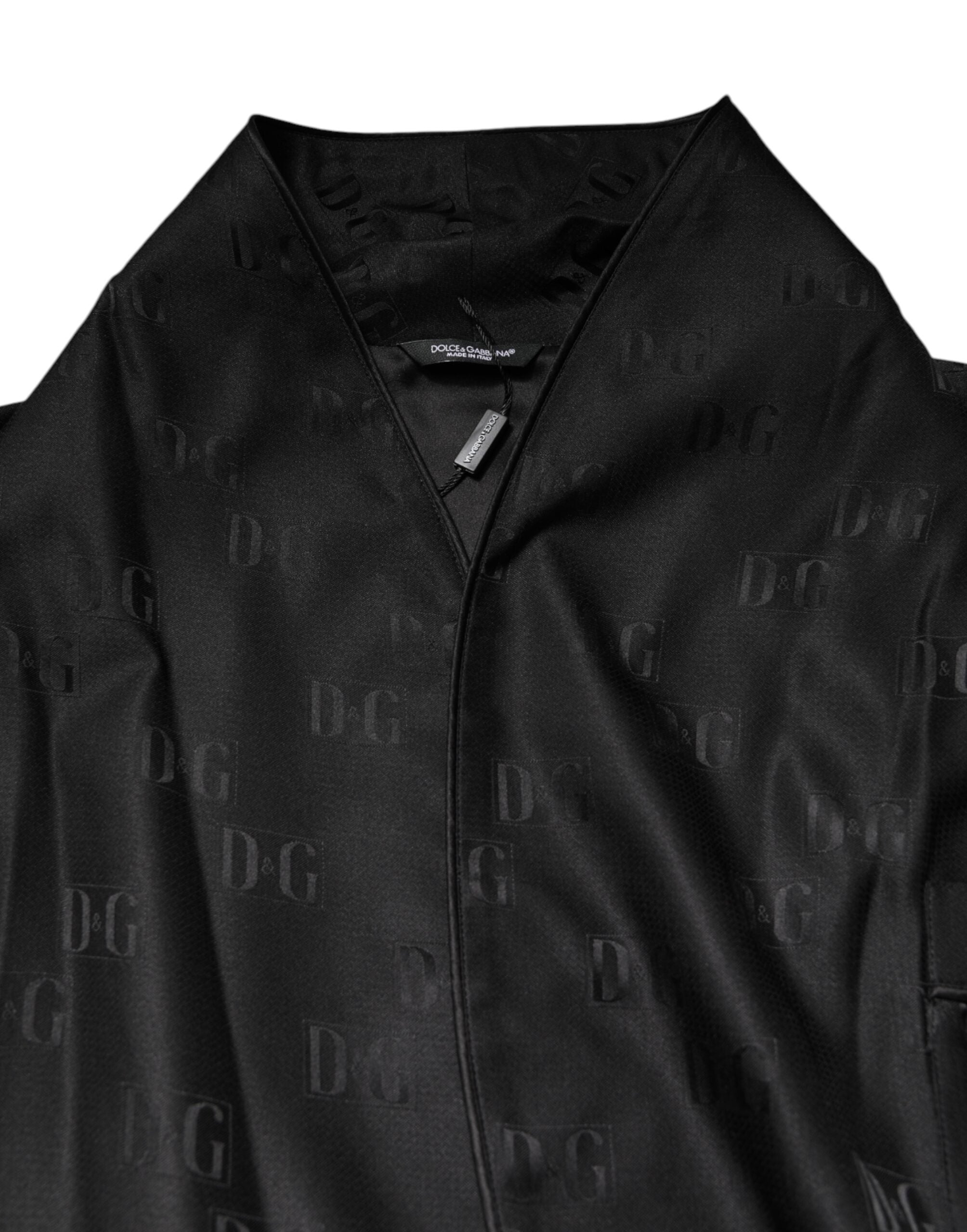 Robe de chambre homme Dolce & Gabbana en soie noire avec logo DG, style wrap, longueur mi-mollet.