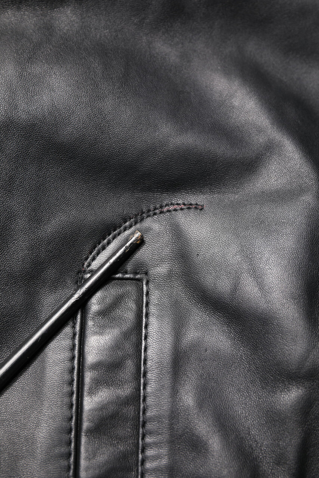 Veste biker noire en cuir d’agneau Dolce & Gabbana avec zip complet, style décontracté et cuir brillant.