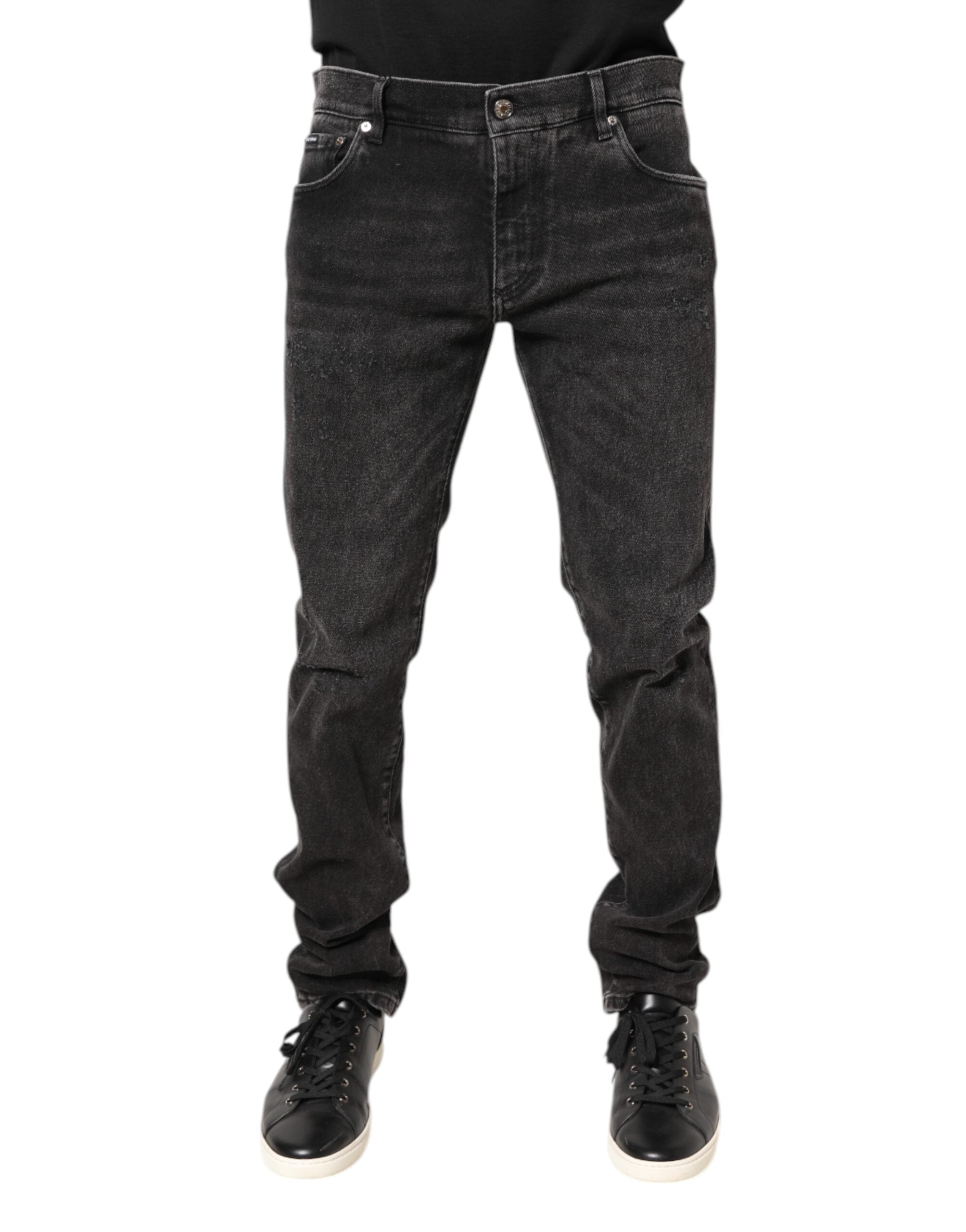 Jeans skinny en denim gris délavé de Dolce & Gabbana, coton léger, visible sur le modèle, avec détails de couture.