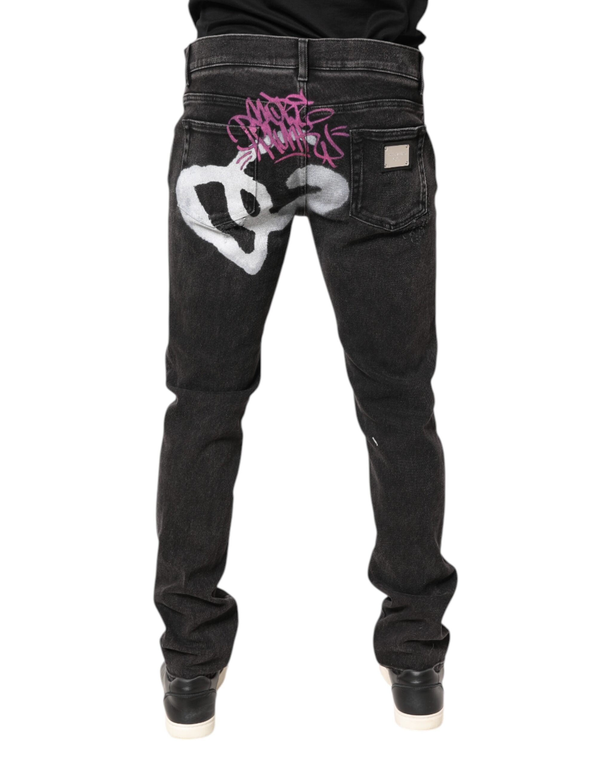 Jean skinny en denim gris délavé de Dolce & Gabbana, en coton, affiché sur le mannequin.