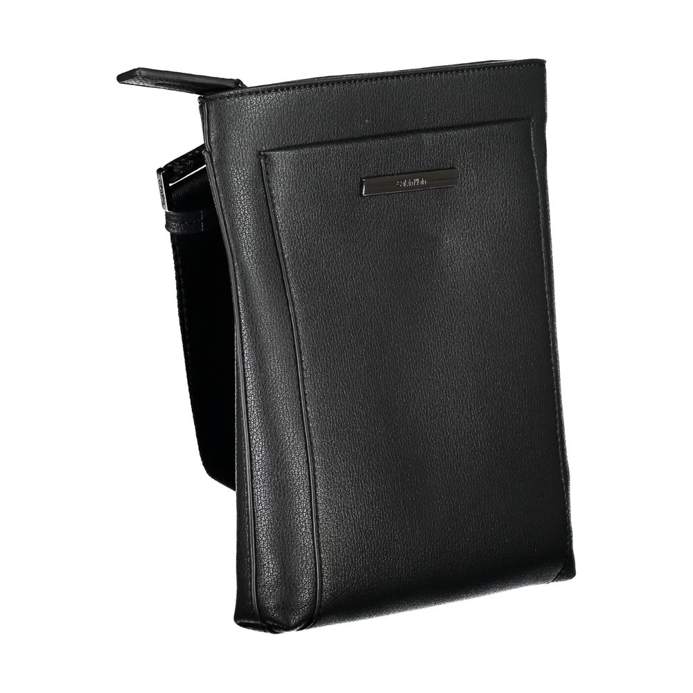 Sac messager noir en polyester pour homme de la marque Calvin Klein, avec bandoulière ajustable et design épuré.