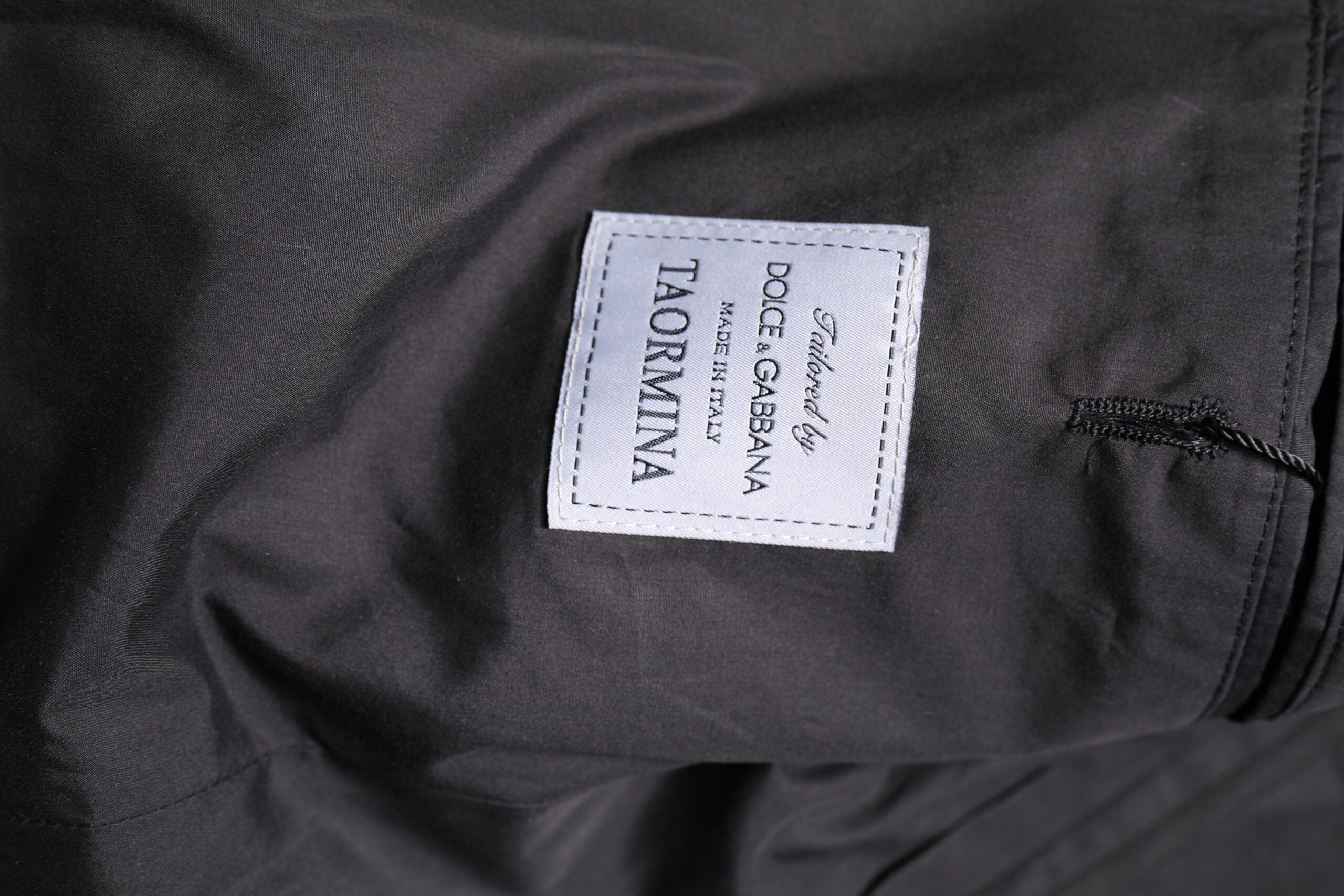 Costume deux pièces noir en coton Dolce & Gabbana Taormina, élégant costume formel pour homme.