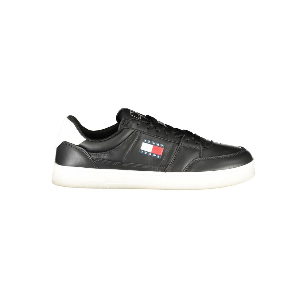 Sneaker en cuir noir pour homme de la marque Tommy Hilfiger, vue de face, avec design moderne et semelle blanche.