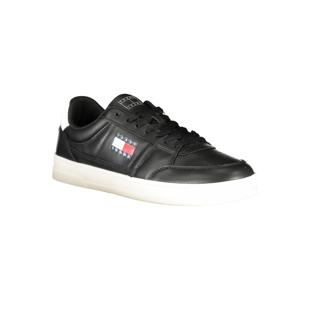 Chaussure sneaker en cuir noir pour homme de la marque Tommy Hilfiger, vue de face avec détails de la semelle et du design.