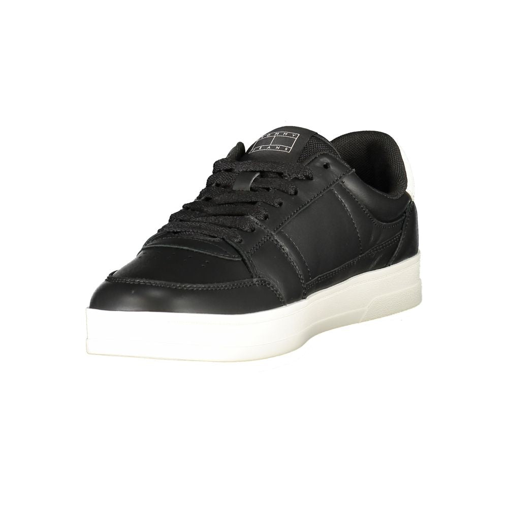 Sneaker en cuir noir pour homme de la marque Tommy Hilfiger, vue de côté, avec design élégant et semelle blanche.