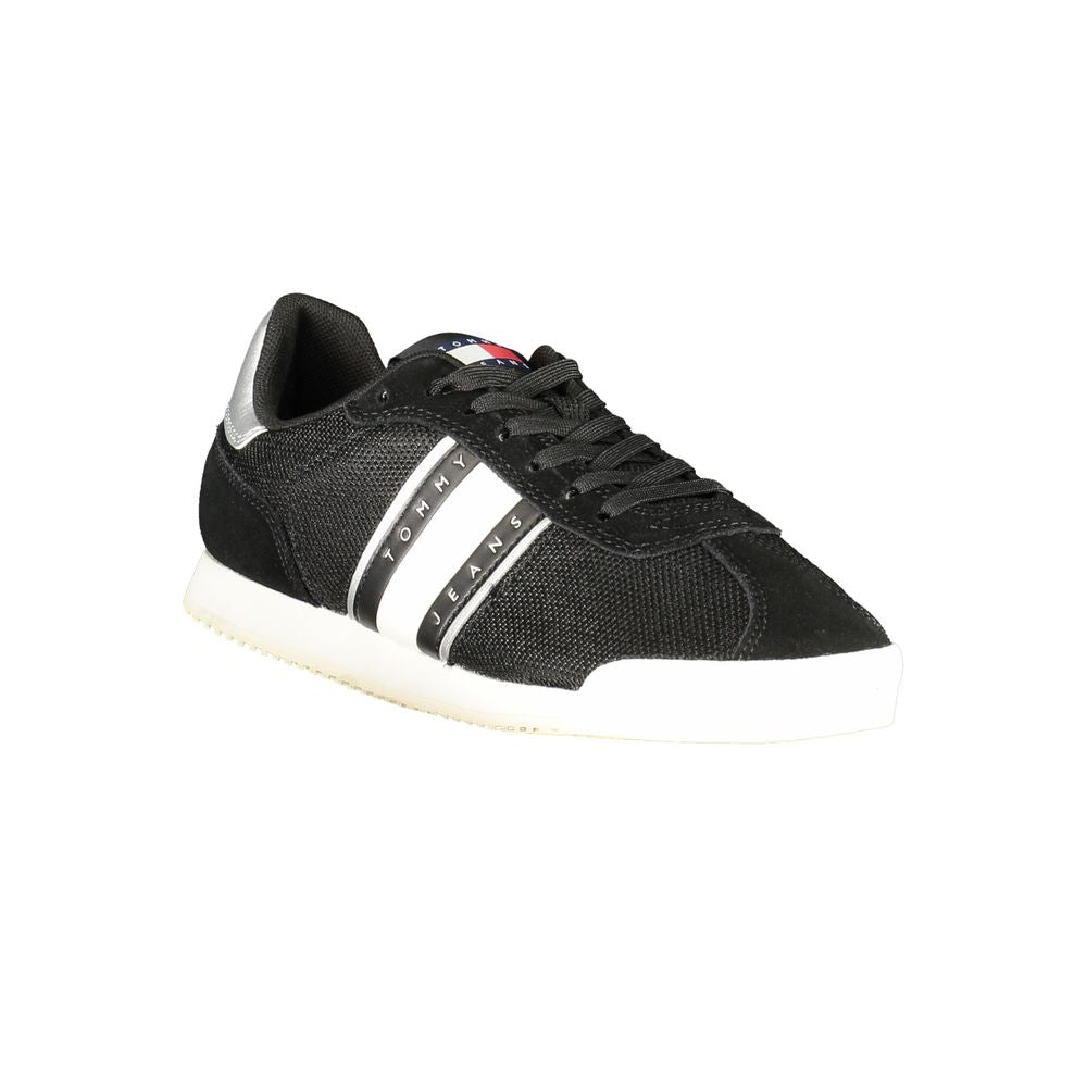 Sneakers pour femmes Tommy Hilfiger en polyester noir, style décontracté avec semelle blanche, vue de côté.