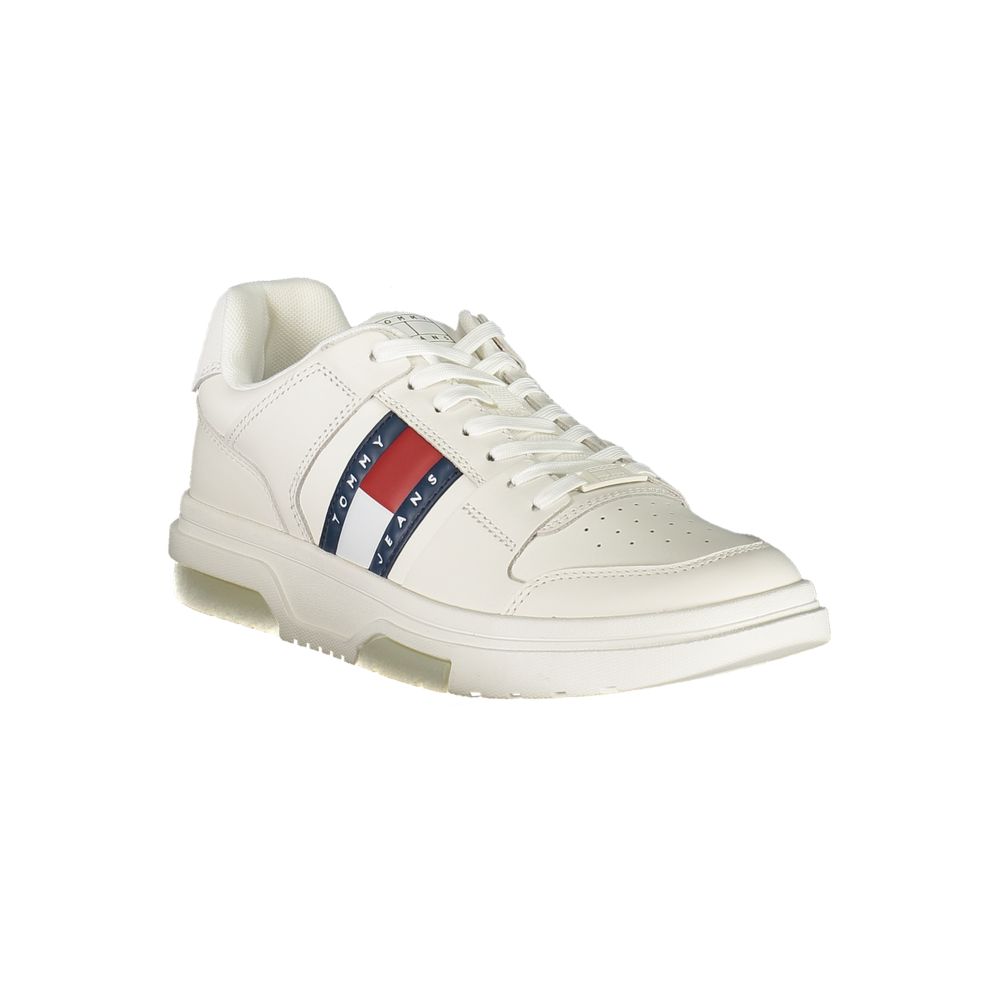 Sneakers blanches en polyuréthane pour hommes de Tommy Hilfiger, design moderne et confortable, vue de face.