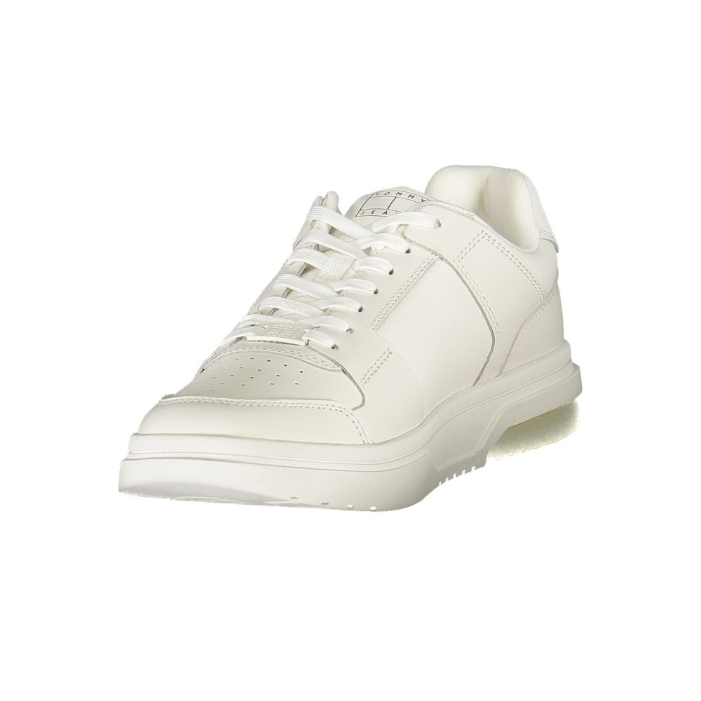 Sneakers blanches en polyuréthane pour hommes de Tommy Hilfiger, vue de face avec détails du design moderne.