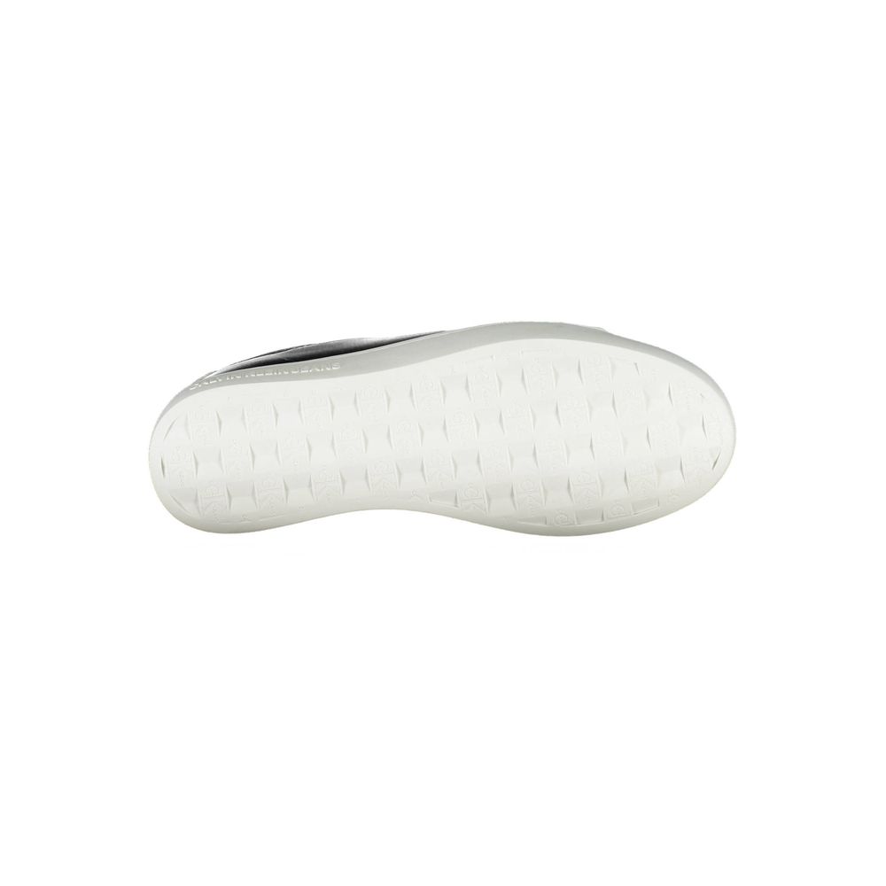 Sneakers pour femmes Calvin Klein en polyester noir, style décontracté, avec semelle blanche et design moderne visible dans l’image.