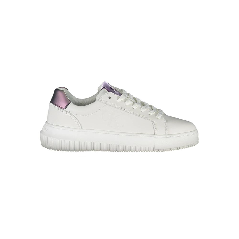 Sneakers pour femmes Calvin Klein en cuir blanc, style moderne et élégant, vue de côté avec semelle blanche.