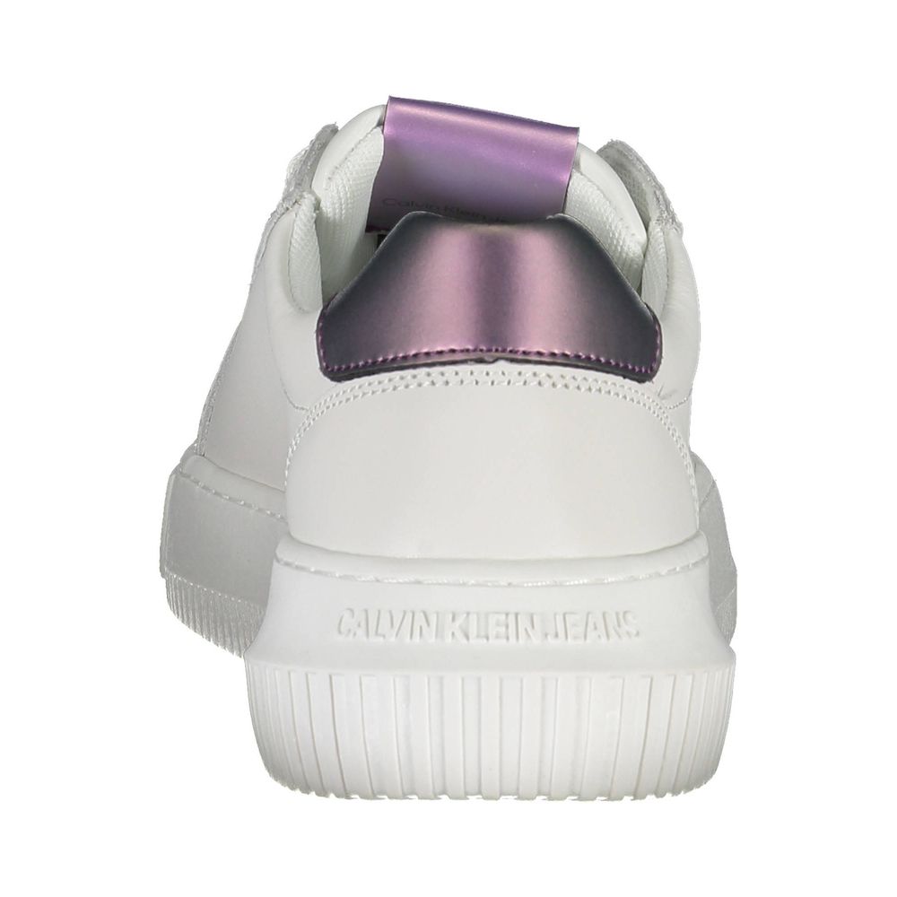 Chaussures sneakers en cuir blanc pour femme de la marque Calvin Klein, vue de côté.