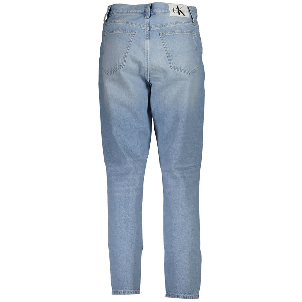 Jeans pour femme Calvin Klein Azzurro en coton, coupe classique, denim bleu clair, visible détail de la poche arrière.