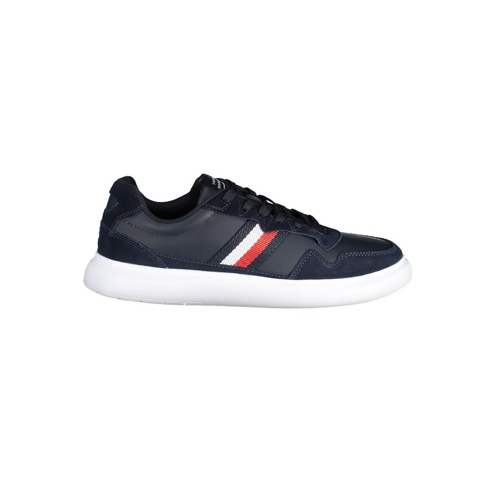 Sneakers homme en polyuréthane bleu de Tommy Hilfiger, style décontracté avec semelle blanche et design moderne.