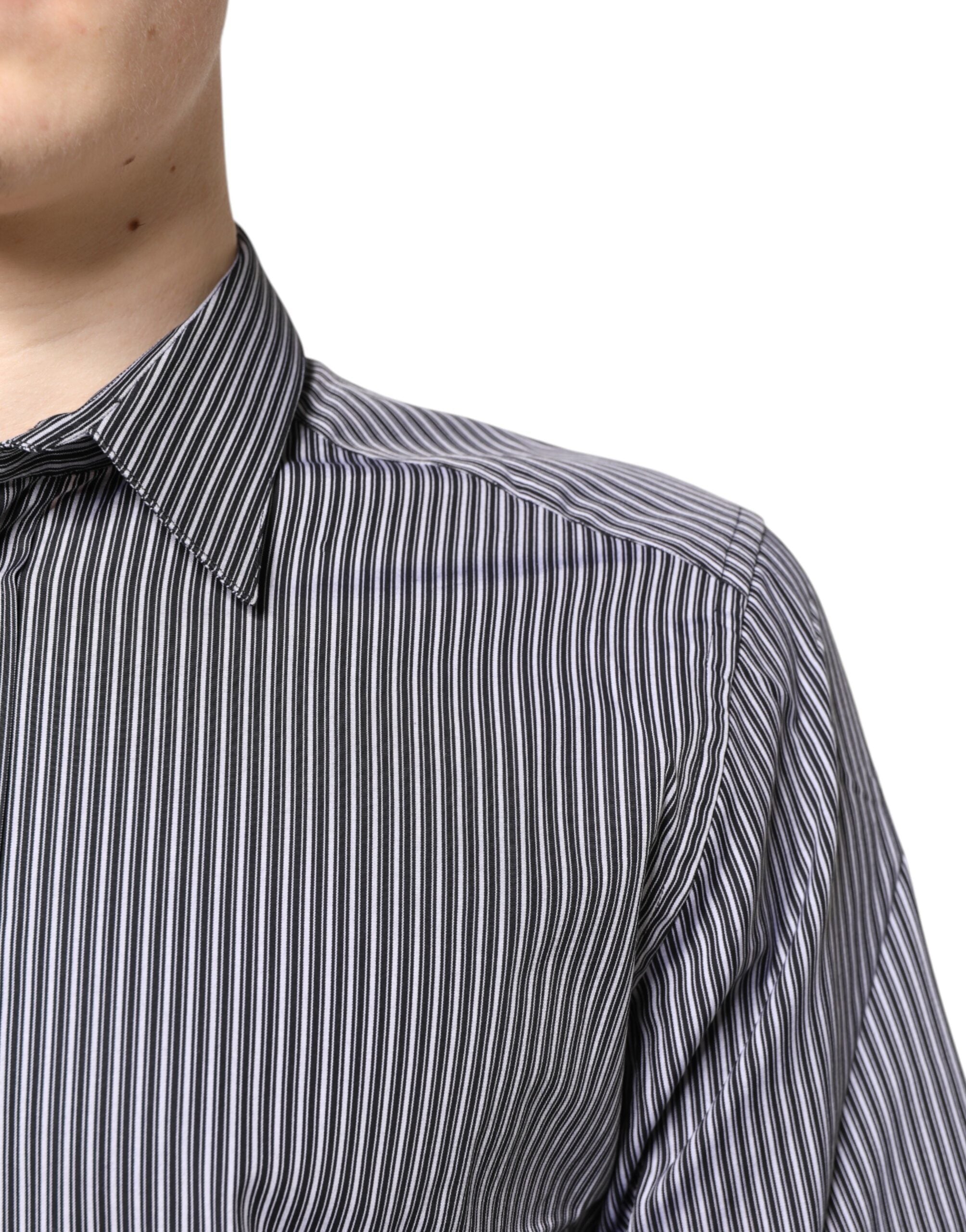 Chemise formelle Dolce & Gabbana noire et blanche à rayures avec détails dorés, élégante et sophistiquée.