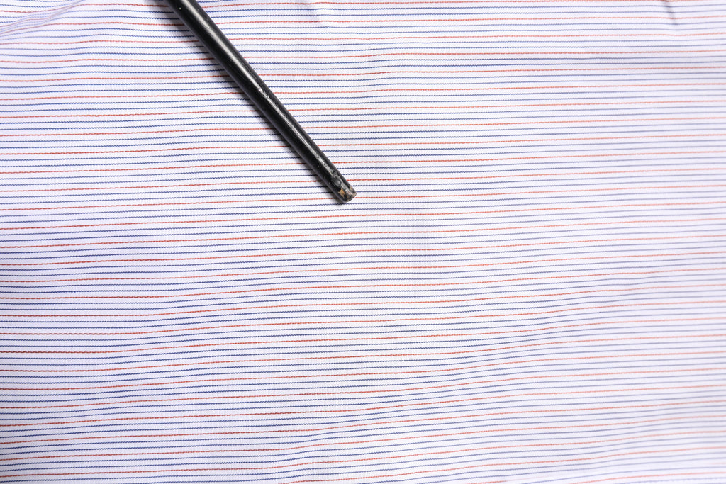 Chemise en coton blanc à rayures dorées de Dolce & Gabbana avec manches longues, élégante et sophistiquée.