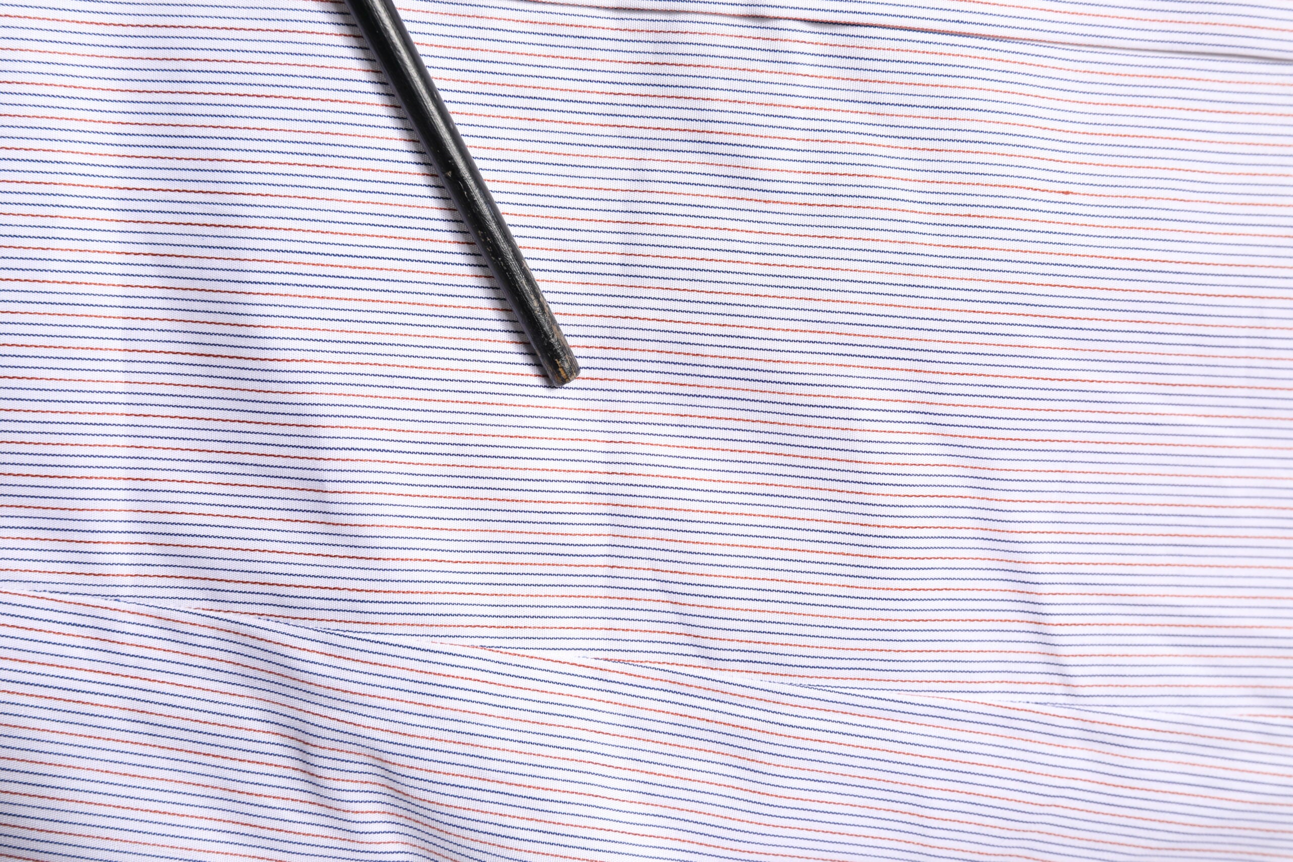 Chemise à manches longues Dolce & Gabbana en coton blanc rayé avec détails dorés.
