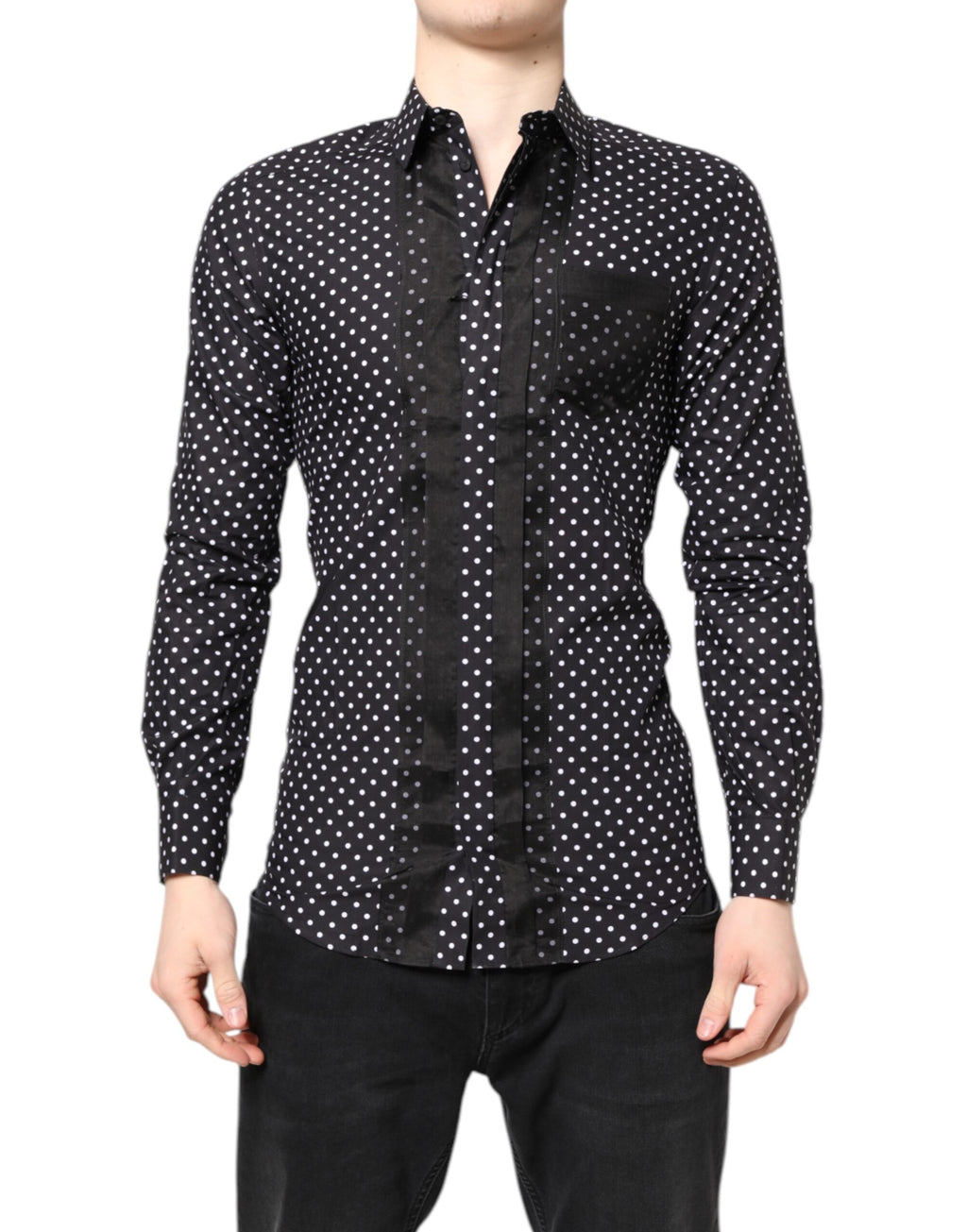 Chemise formelle noire à pois blancs et manches longues Dolce & Gabbana avec détails dorés, vue de face.