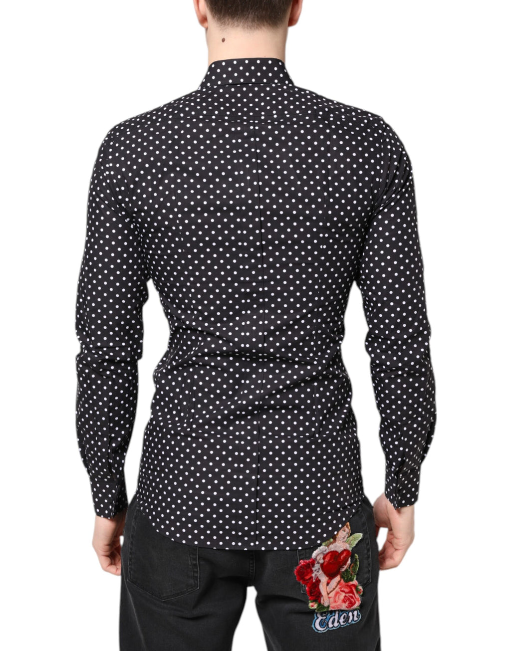 Chemise formelle noire à pois blancs avec manches longues et détails dorés, par Dolce & Gabbana.