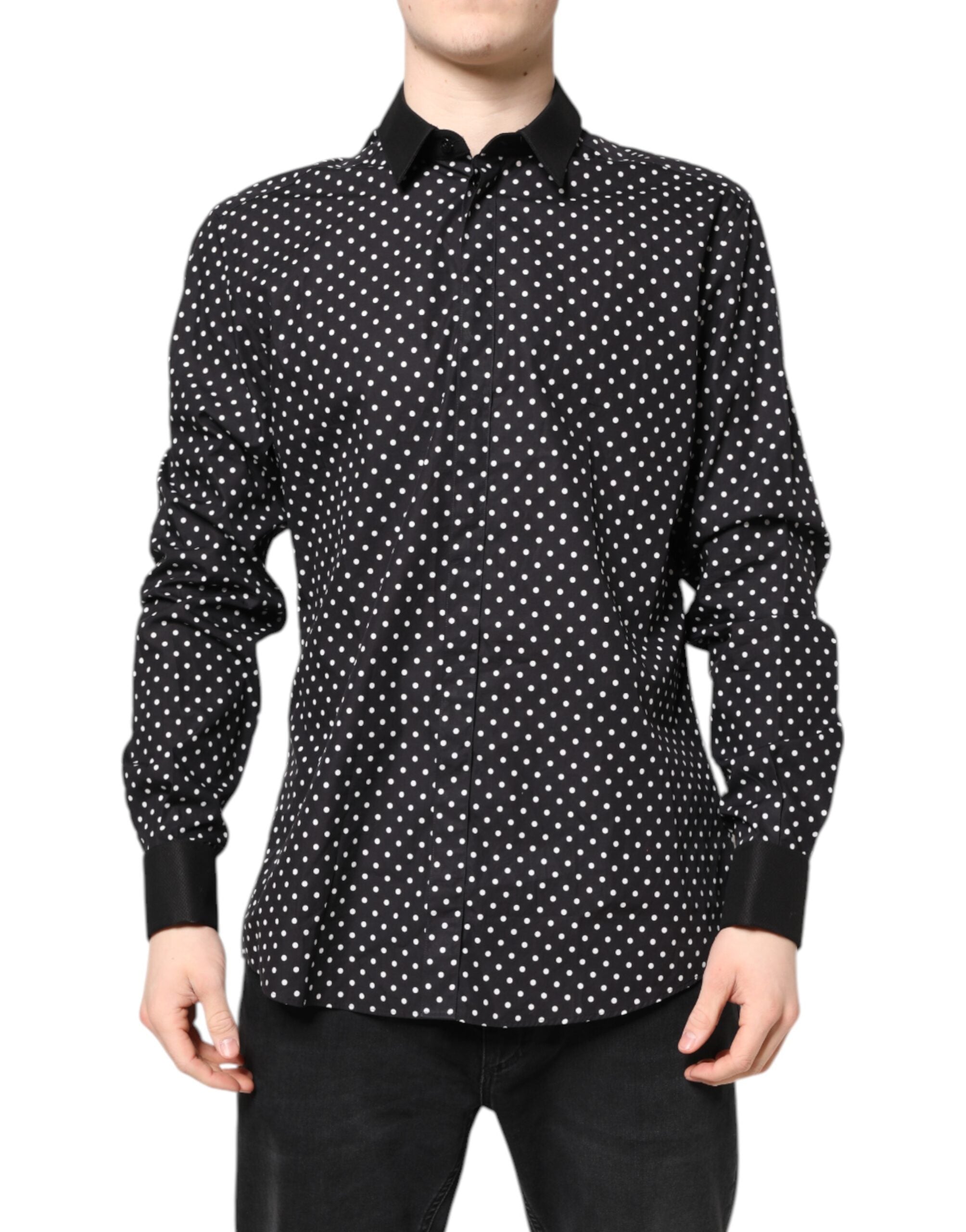 Chemise formelle en coton noir à pois blancs de Dolce & Gabbana, élégante et classique, visible avec col et boutons.