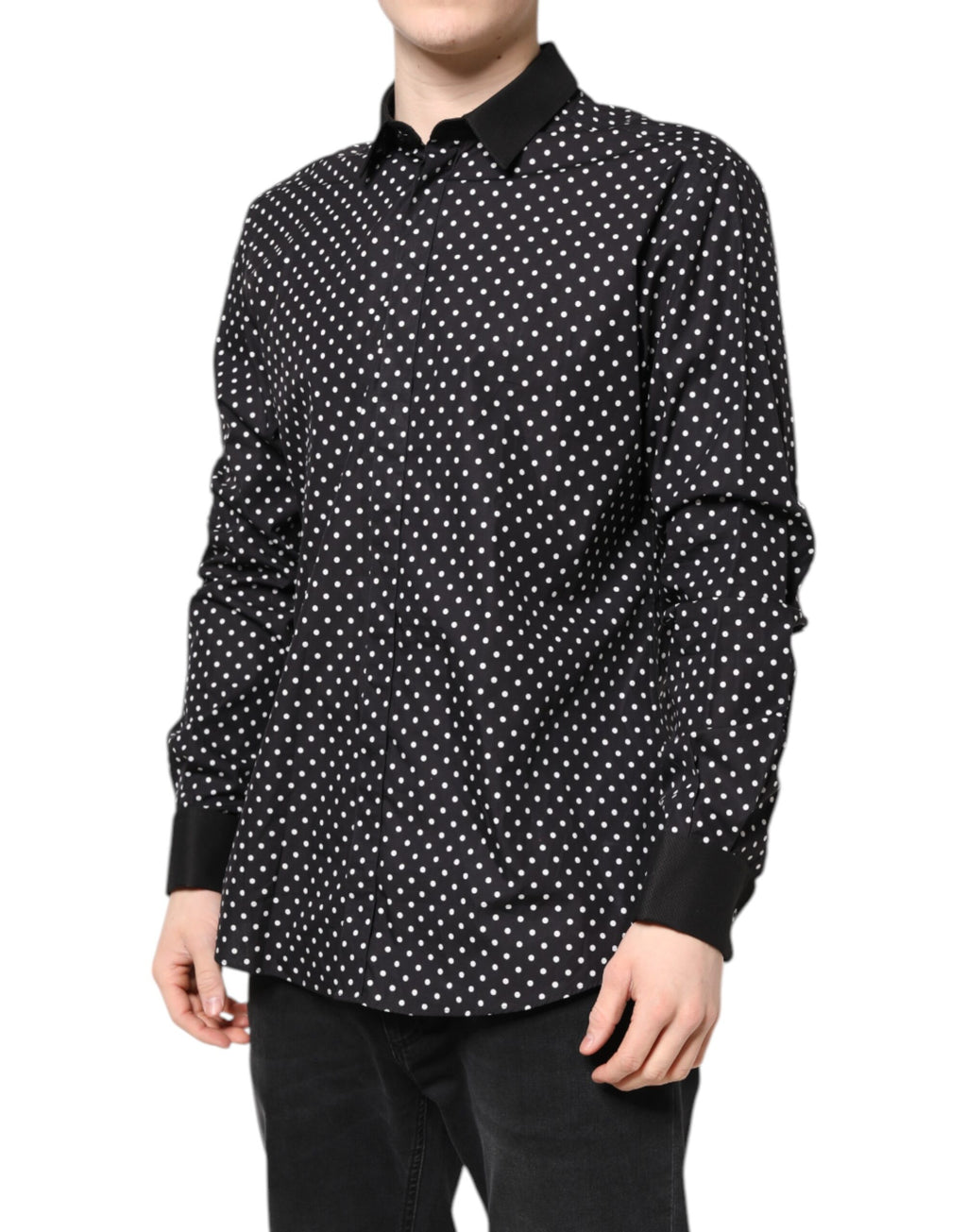 Chemise de costume en coton noire à pois blancs de Dolce & Gabbana, élégante et classique, avec col et boutons visibles.