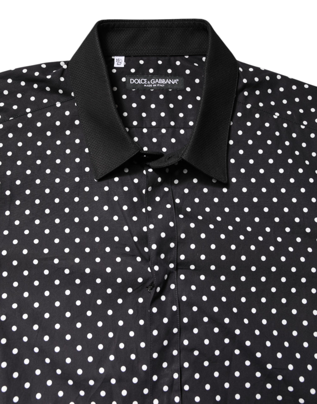 Chemise formelle en coton noir à pois Dolce & Gabbana, chemise élégante avec motifs à pois noirs sur fond blanc.