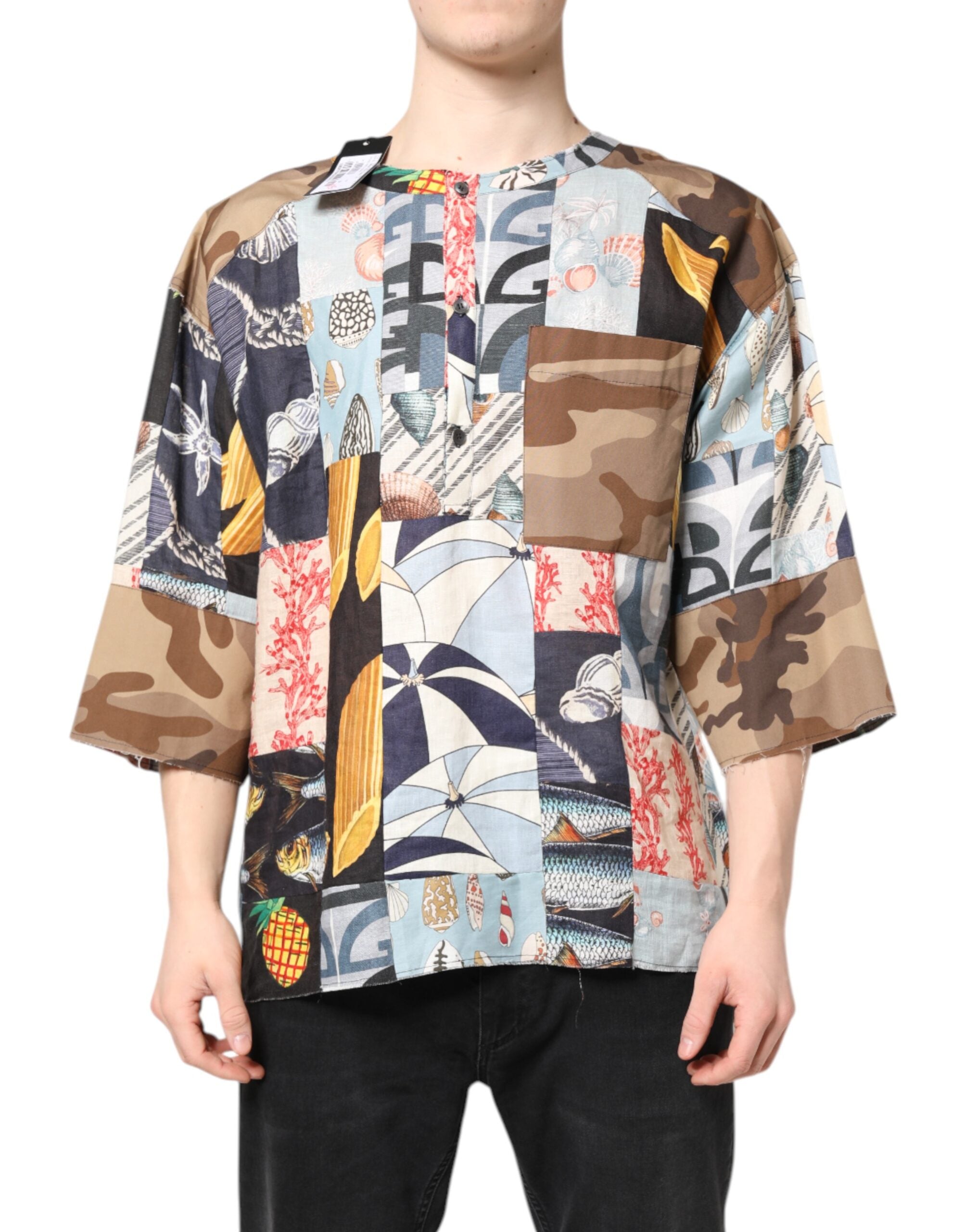 Chemise à manches courtes Dolce & Gabbana en patchwork multicolore, détail de la mode italienne élégante.