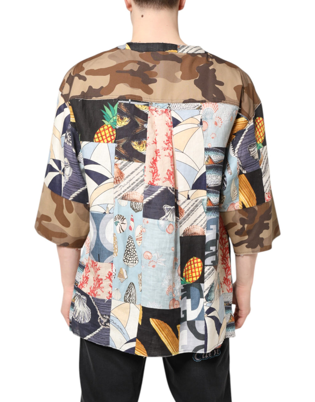 Chemise à manches courtes Dolce & Gabbana en patchwork multicolore, détails colorés et style élégant visible sur l'image.