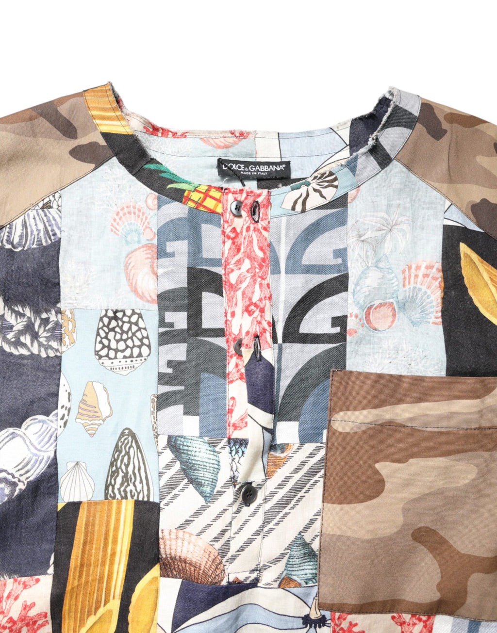 Chemise à manches courtes Dolce & Gabbana à patchwork multicolore, détails colorés et style élégant.