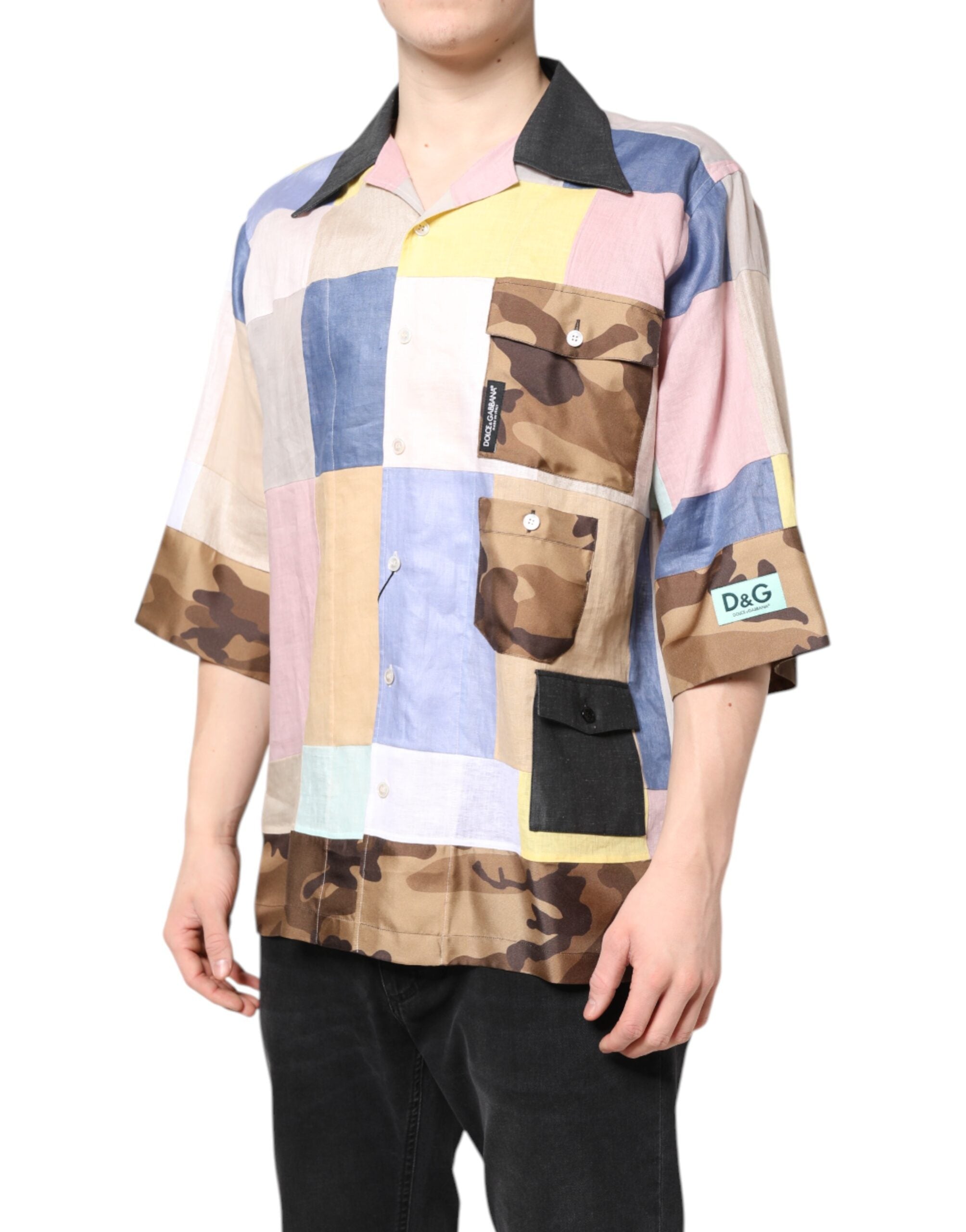 Chemise à manches courtes Dolce & Gabbana en patchwork multicolore, détails colorés et motif élégant visible sur l'image.