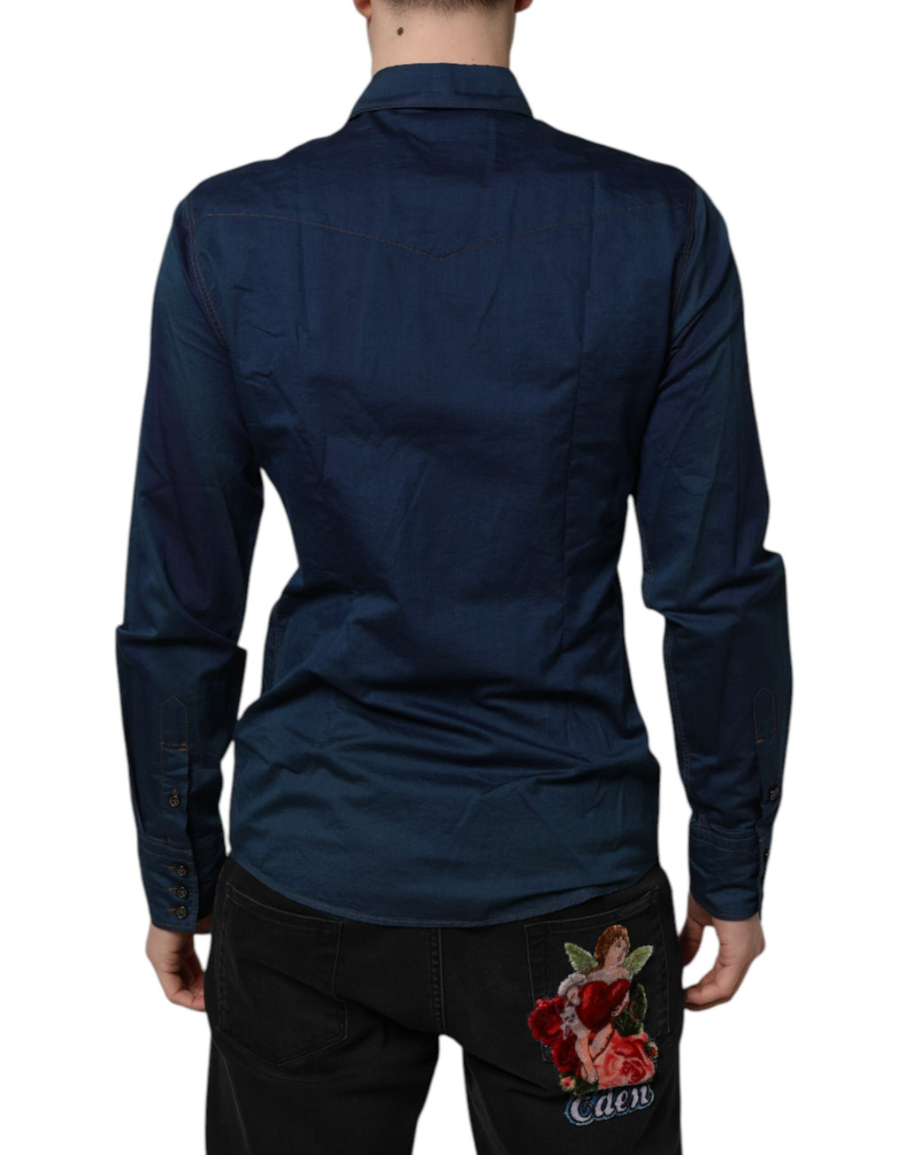 Chemise longue Dolce & Gabbana en coton bleu avec manches longues et détails dorés, style décontracté et élégant.