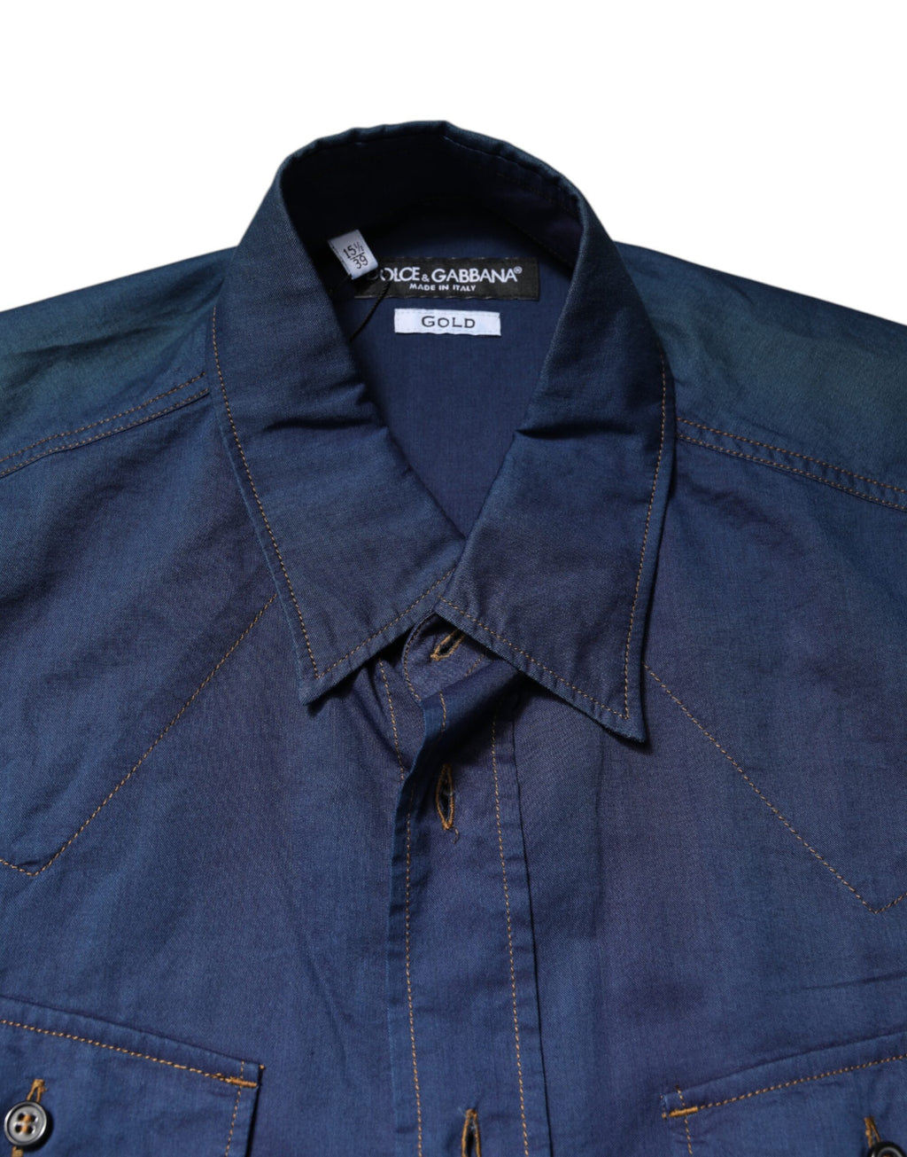 Chemise décontractée en coton bleu Dolce & Gabbana avec manches longues et détails dorés.