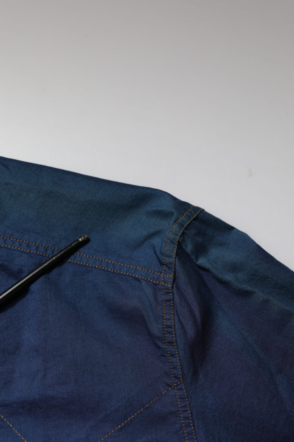 Chemise en coton bleu Dolce & Gabbana à manches longues, style casual avec détails en or, élégante et confortable.