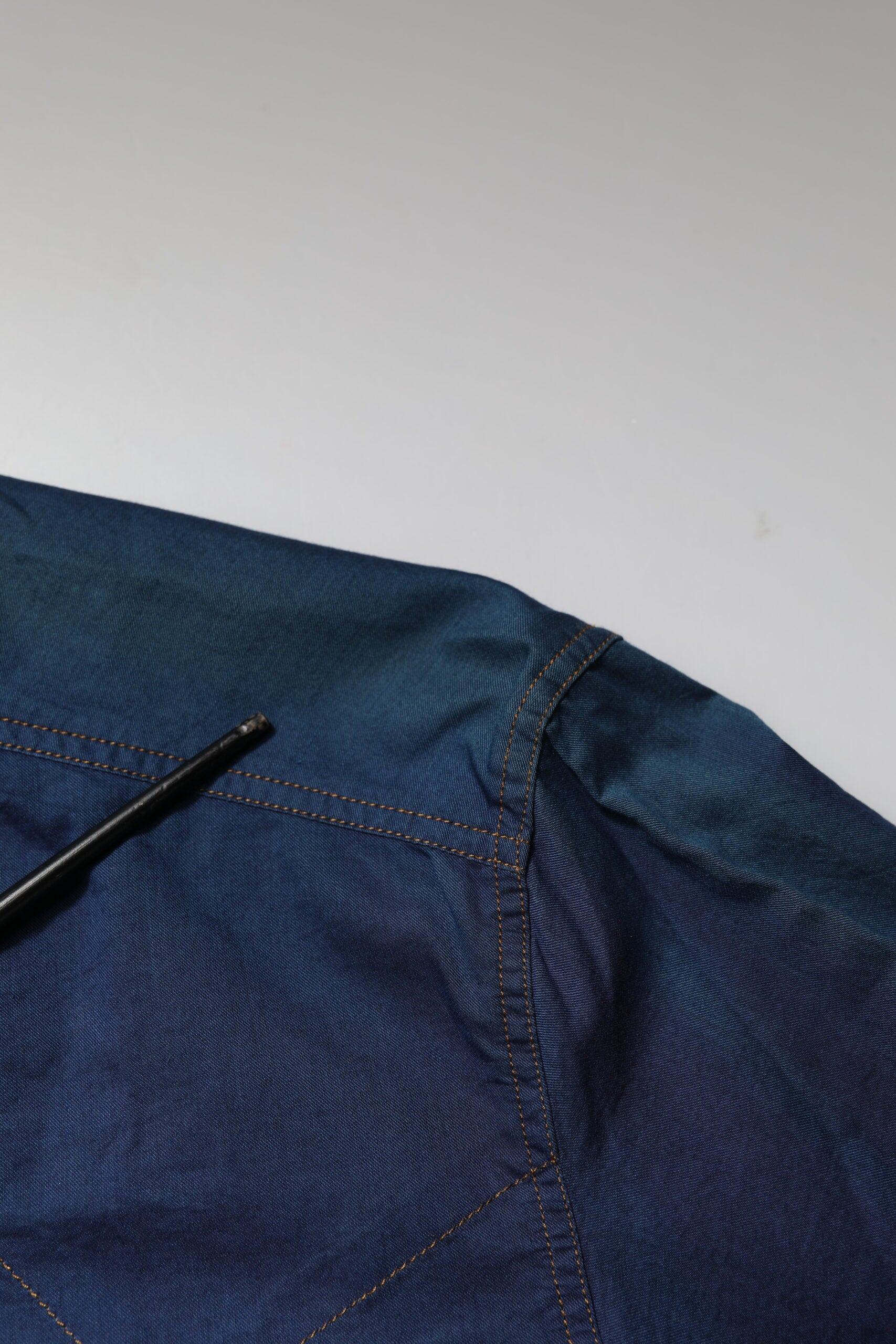 Chemise en coton bleu Dolce & Gabbana à manches longues, style casual avec détails en or, élégante et confortable.